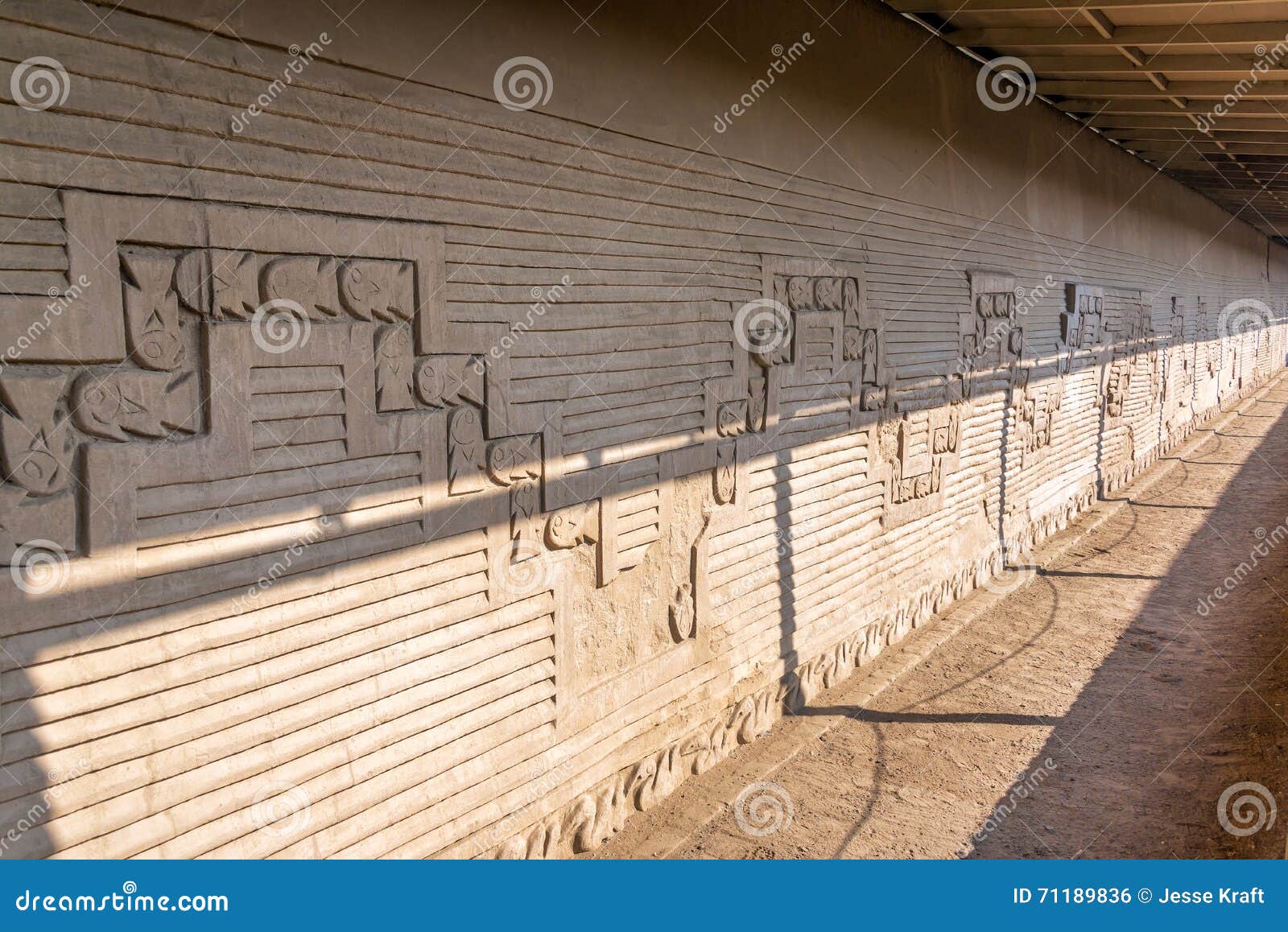 Vissen op een Muur in Chan Chan in Peru. Vissen op een muur in de ruïnes van Chan Chan in Trujillo, Peru worden gevestigd dat