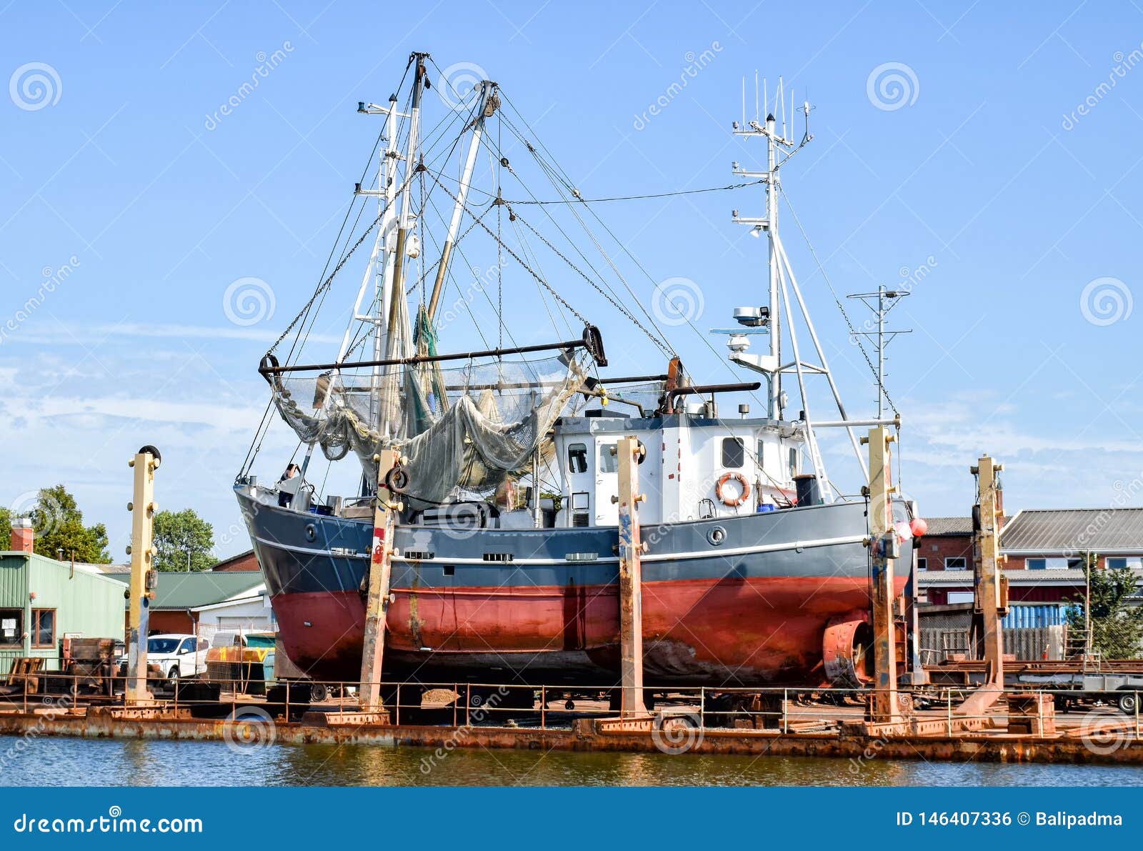 Vissersboot In Een Scheepswerf In Som Ba Op De Noordzee In Duitsland Stock Foto Afbeelding Bestaande Uit Boot Krabben