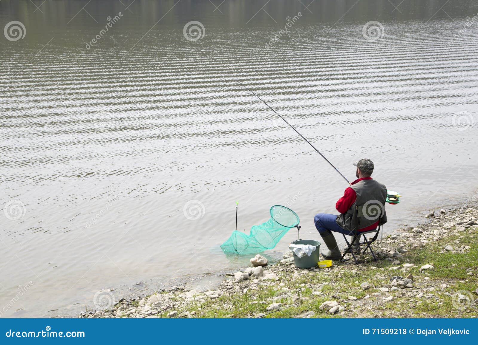 bod Mantsjoerije gevangenis Visserszitting Op De Rivierkust En Geduldig Het Wachten Op Vissen Om Een Aas Te Nemen Stock Foto - Image of hobby, apparatuur: 71509218 bod Mantsjoerije gevangenis Visserszitting Op De Rivierkust En Geduldig Het Wachten Op Vissen Om Een Aas Te Nemen Stock Foto - Image of hobby, apparatuur: 71509218