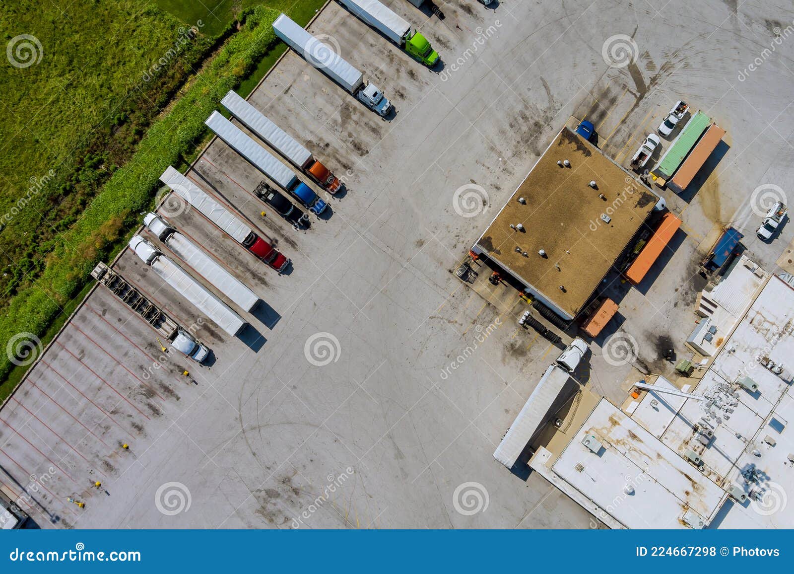 Vista aérea no estacionamento de caminhões antigos