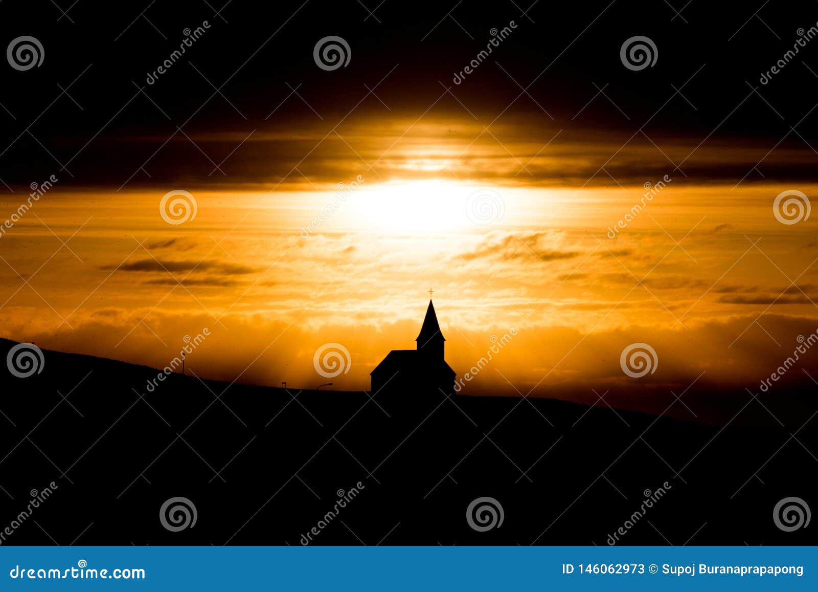 Vista Aérea De La Ciudad De Vik, Al Sur De Islandia Vik Es Una Pequeña Ciudad Cercana a La Costa De Reynisfjara. La Iglesia De Vi Imagen de archivo - Imagen de Vista Aérea De La Ciudad De Vik, Al Sur De Islandia Vik Es Una Pequeña Ciudad Cercana a La Costa De Reynisfjara. La Iglesia De Vi Imagen de archivo - Imagen de