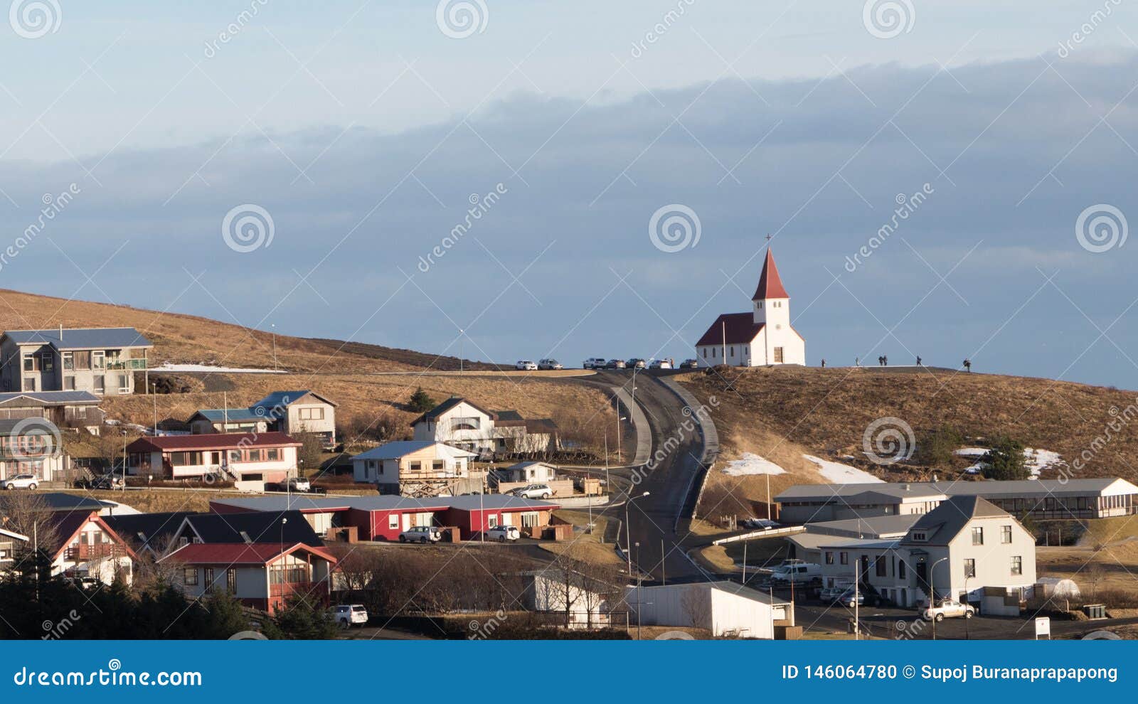 Vista Aérea De La Ciudad De Vik, Al Sur De Islandia Vik Es Una Pequeña Ciudad Cercana a La Costa De Reynisfjara. La Iglesia De Vi Foto de archivo - Imagen de Vista Aérea De La Ciudad De Vik, Al Sur De Islandia Vik Es Una Pequeña Ciudad Cercana a La Costa De Reynisfjara. La Iglesia De Vi Foto de archivo - Imagen de
