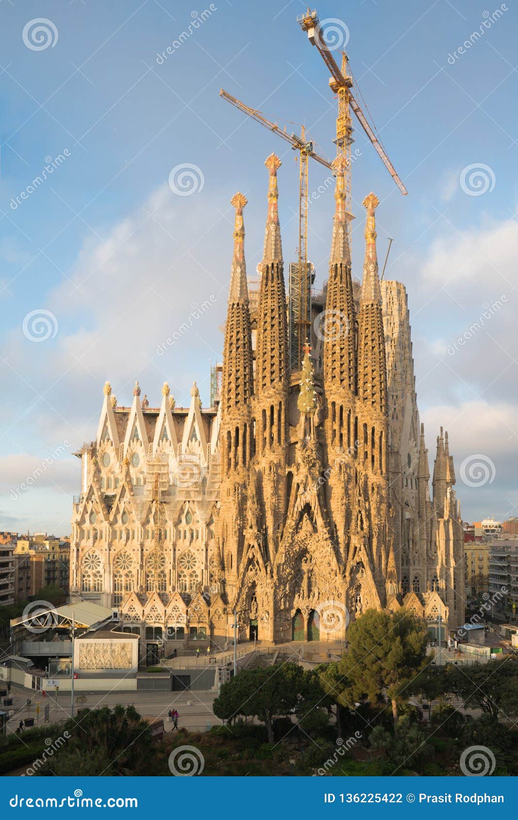 Vista Aérea De La Sagrada Familia, Una Iglesia Católica Romana Grande En  Barcelona, España, Diseñada Por El Arquitecto Catalán an Fotografía  editorial - Imagen de arte, estructura: 136225422