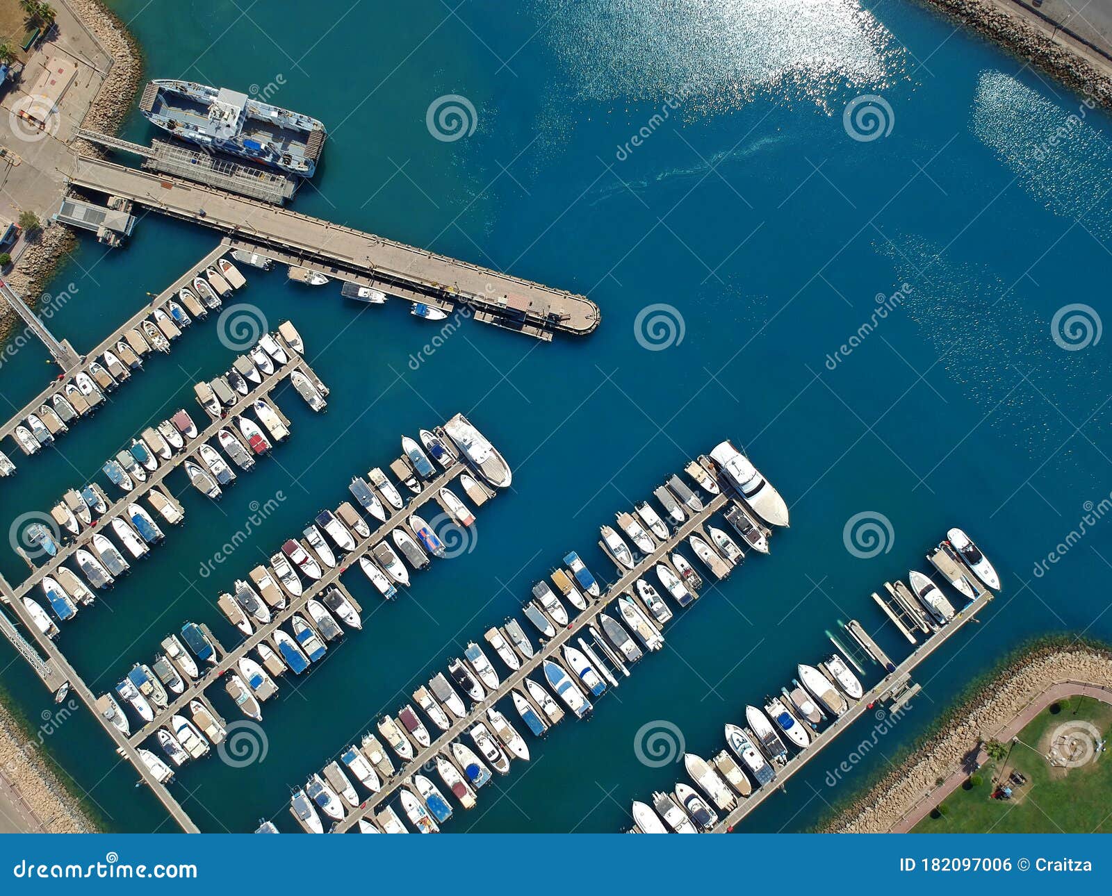 Vista Aérea De Pequeños Barcos a Motor Anclados En Muelles Foto de
