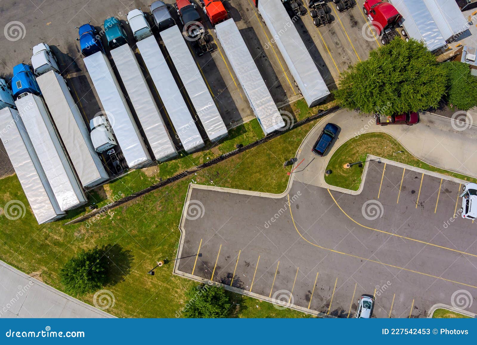 Vista aérea no estacionamento de caminhões antigos