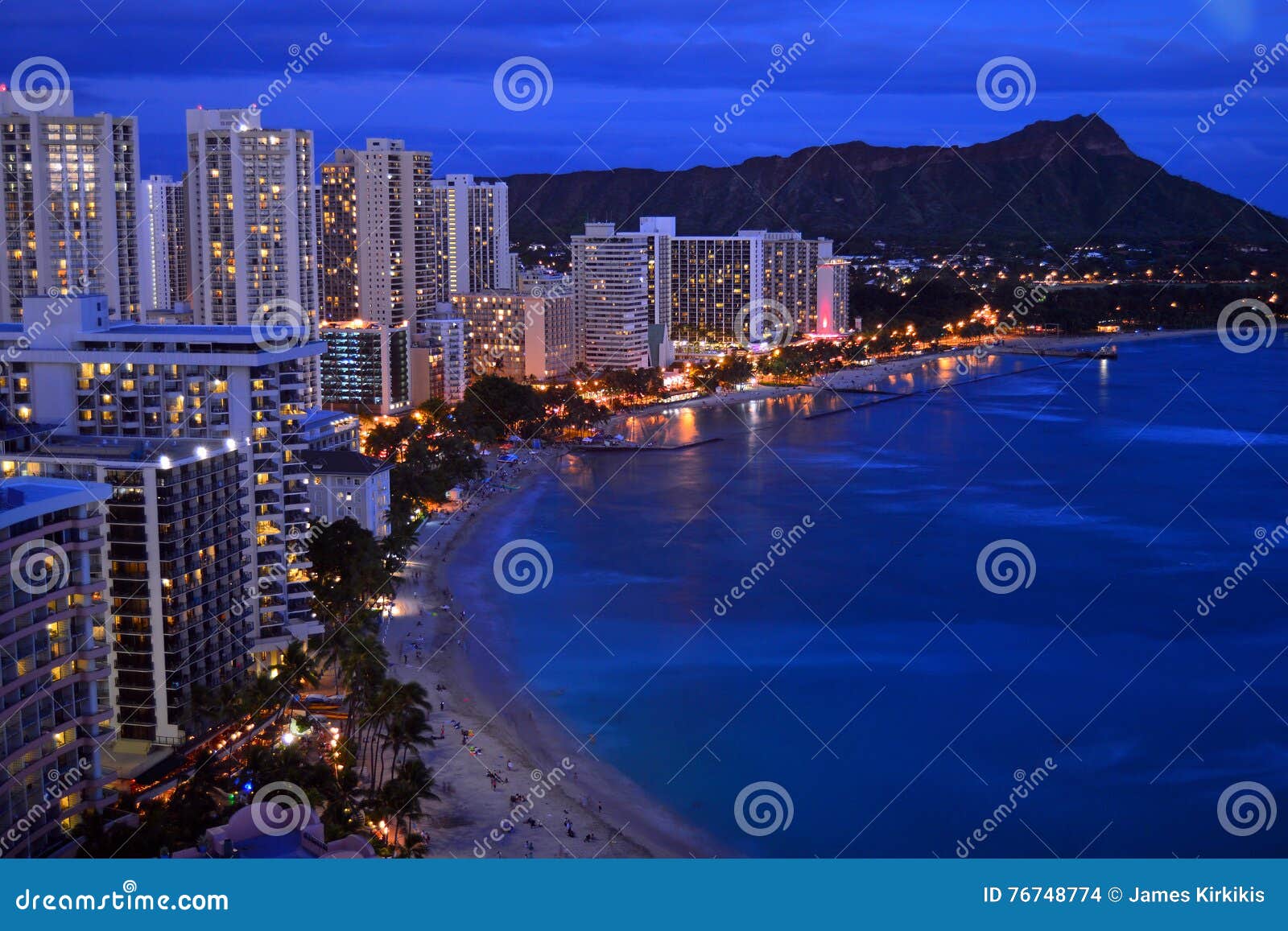 Vista aerea di crepuscolo di Waikiki. Le luci dell'hotel di Waikiki splendono al crepuscolo