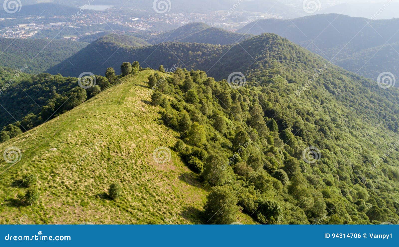 Vista aerea di un percorso che conduce a Monte Boletto, alpi, vicino al lago Como Como, Brunate, Lombardia, Italia Giorno di foschia