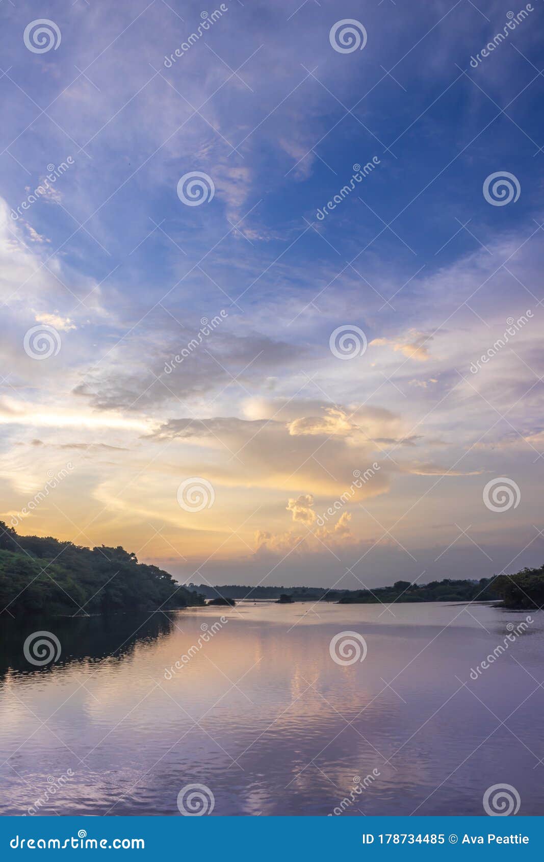 Vista Al Atardecer Del Río Victoria Nile Con árboles Plantados Y Reflexiones  Sobre El Agua Jinja Uganda Imagen de archivo - Imagen de sunset, azul:  178734485