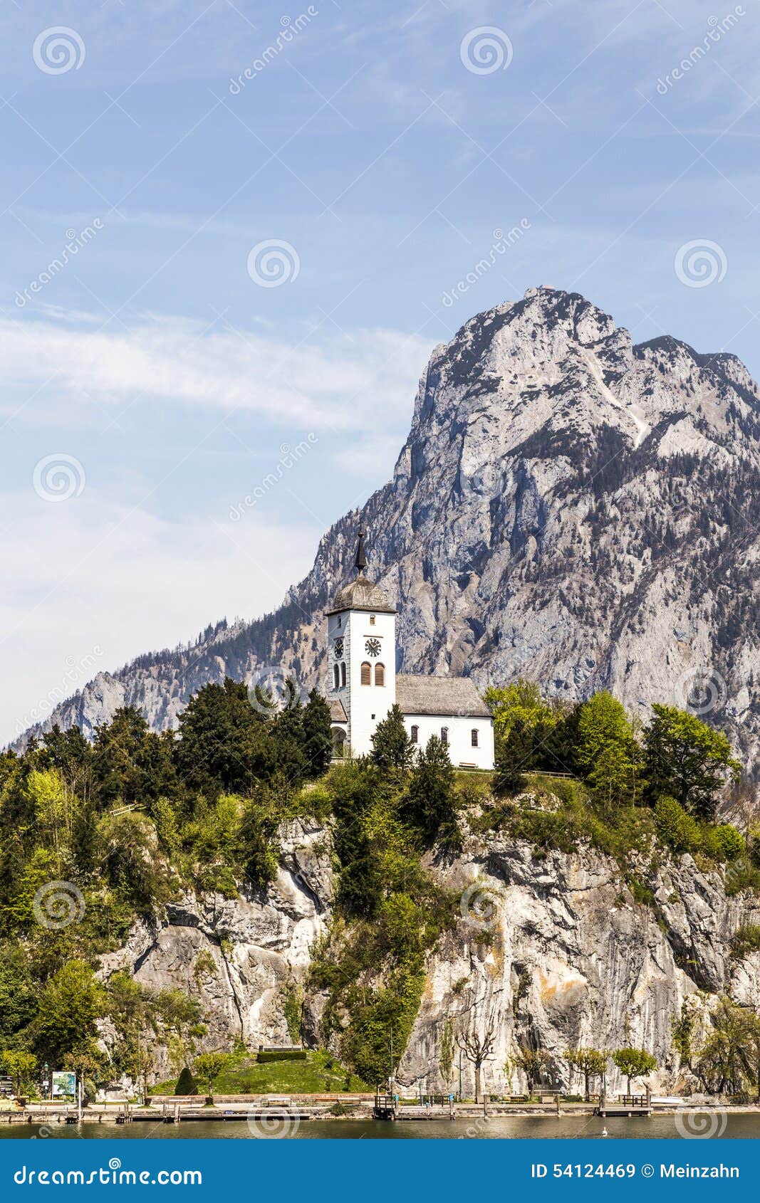 Vista alla chiesa famosa di Johannes in Traunkirchen con il lago