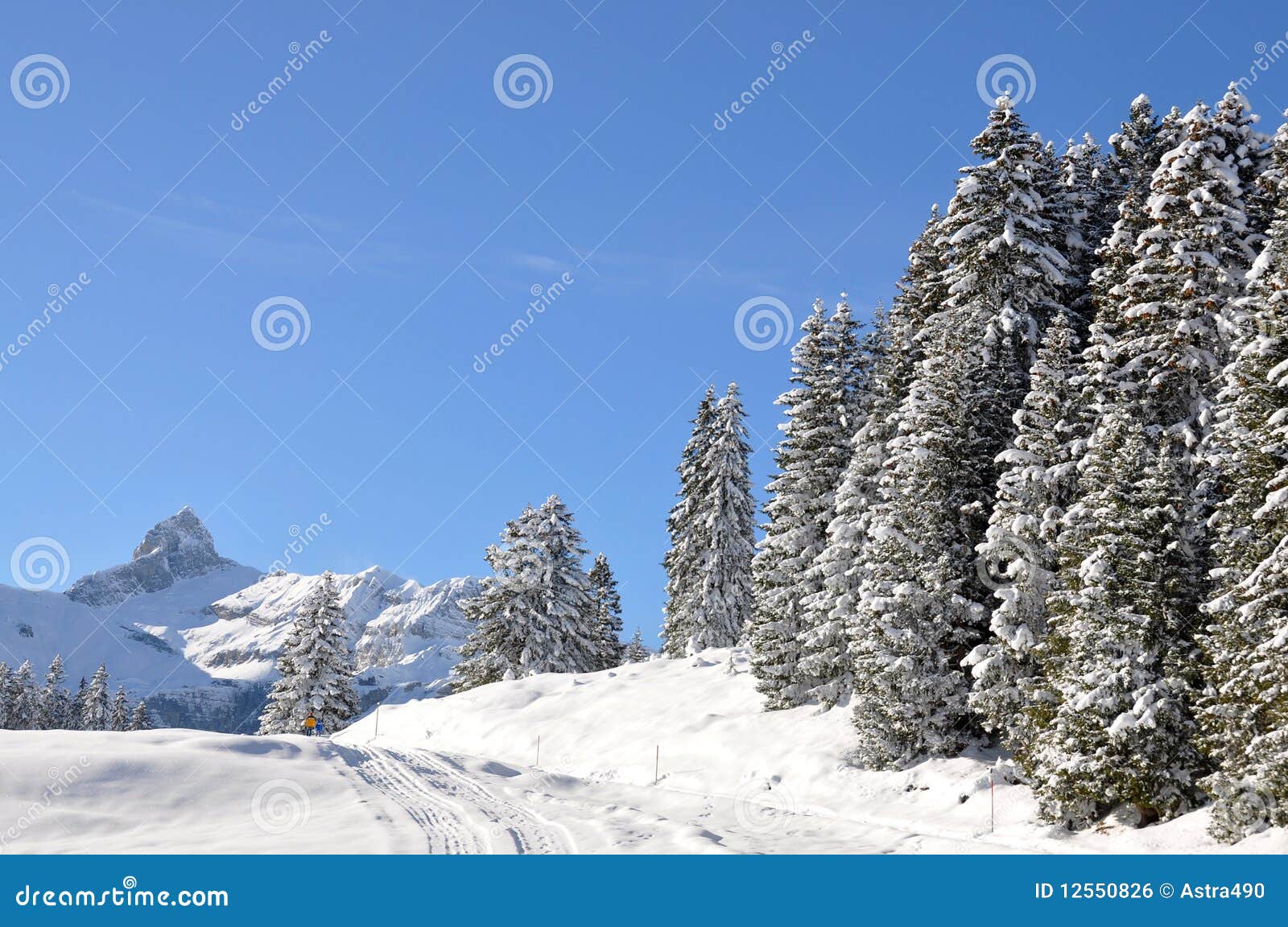 Vista alpina maestosa. Braunwald, Svizzera