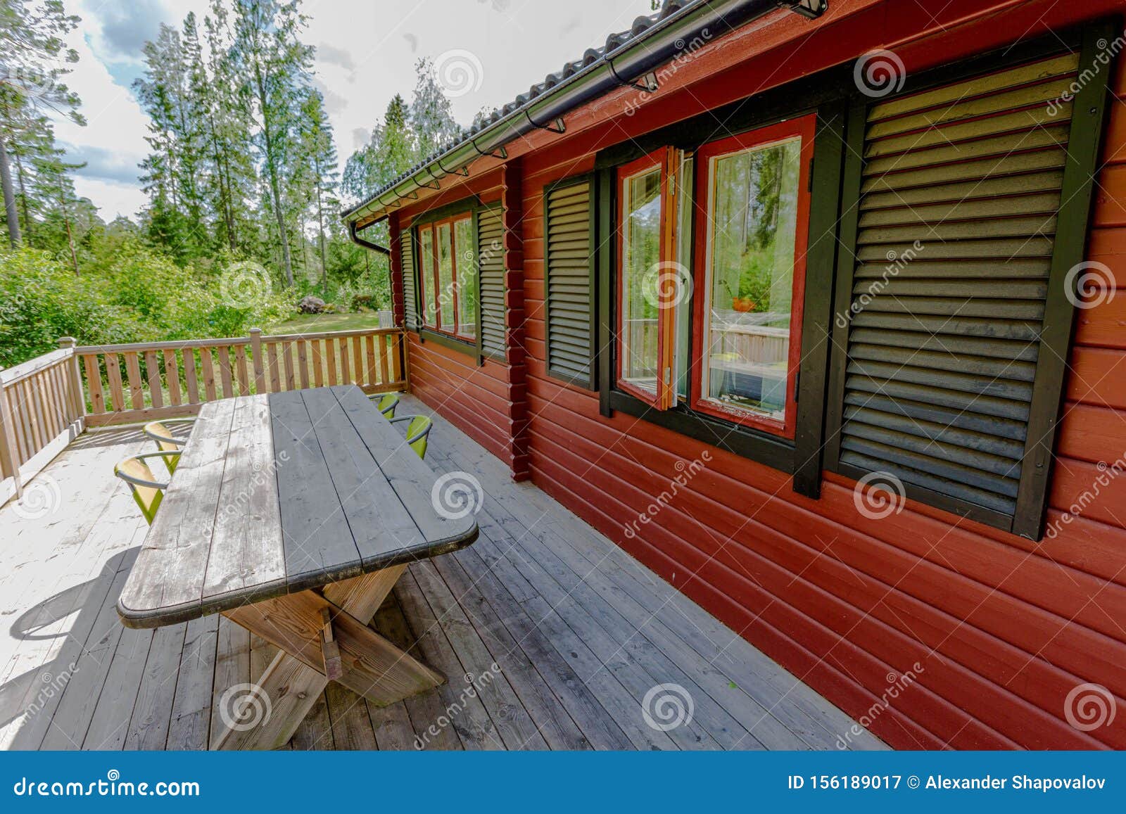 Fechar O Exterior De Uma Casa Com Janelas Cinzentas Escuras De Baía E  Flancos De Madeira Foto de Stock - Imagem de tapume, cinzento: 253244860