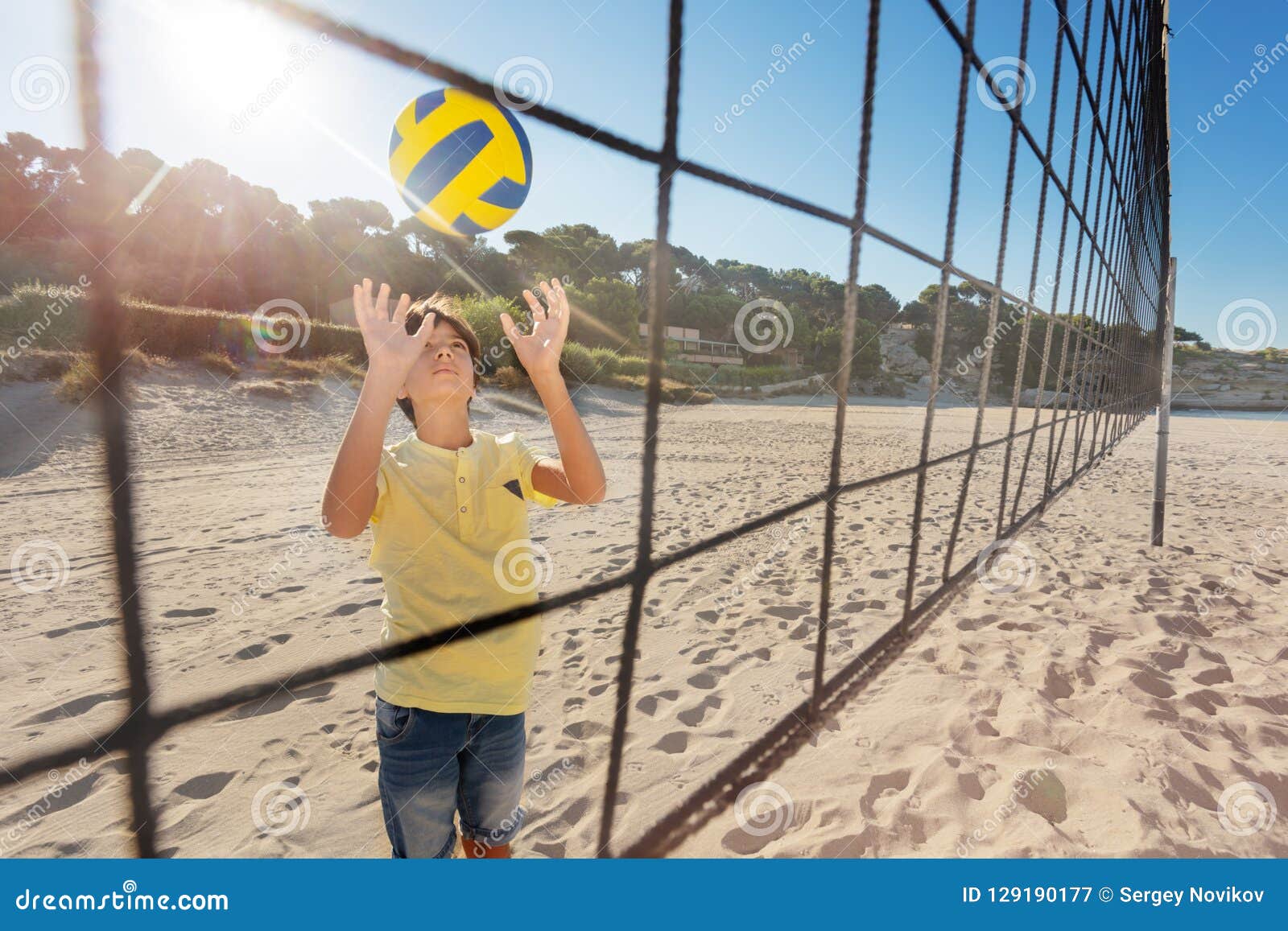 Vista lateral da mulher jogando vôlei desenho de uma linha de vôlei de  praia