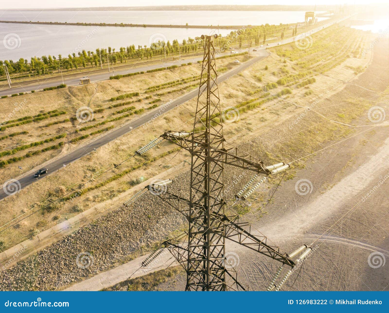 Vista aérea da torre elétrica de alta tensão d do pilão das linhas elétricas. Vista aérea da torre elétrica de alta tensão do pilão das linhas elétricas em um por do sol