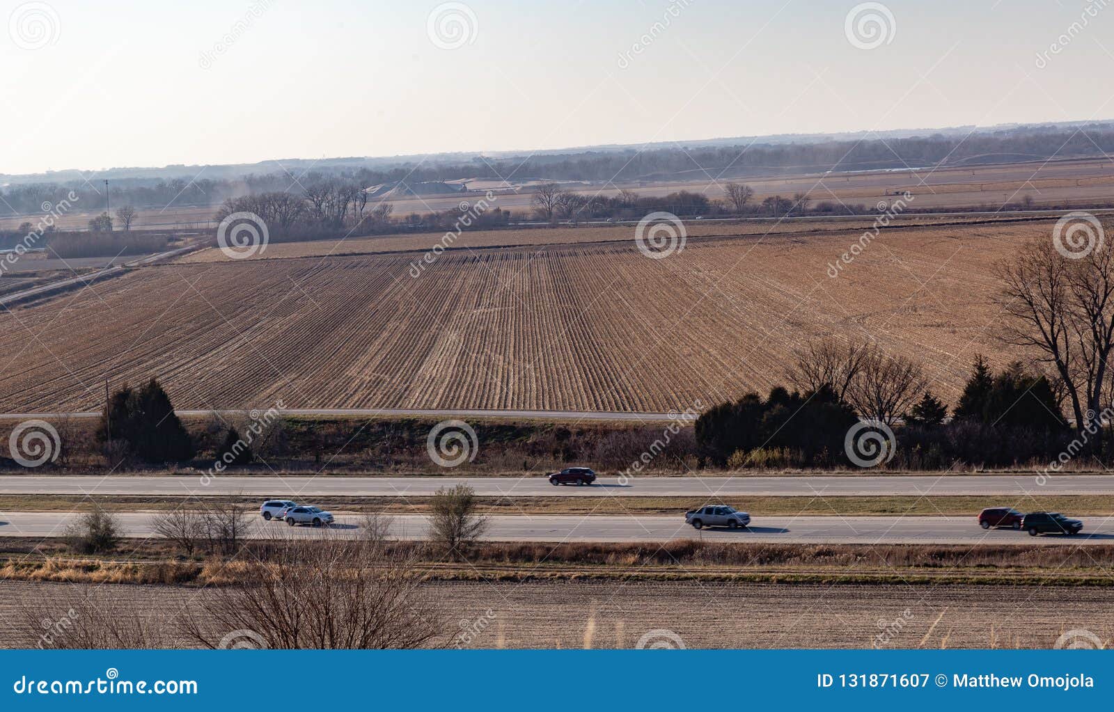 La vista aérea de filas del maíz maduro en una granja en Gretna Nebraska listo para la carretera I-80 de la cosecha se considera en el primero plano