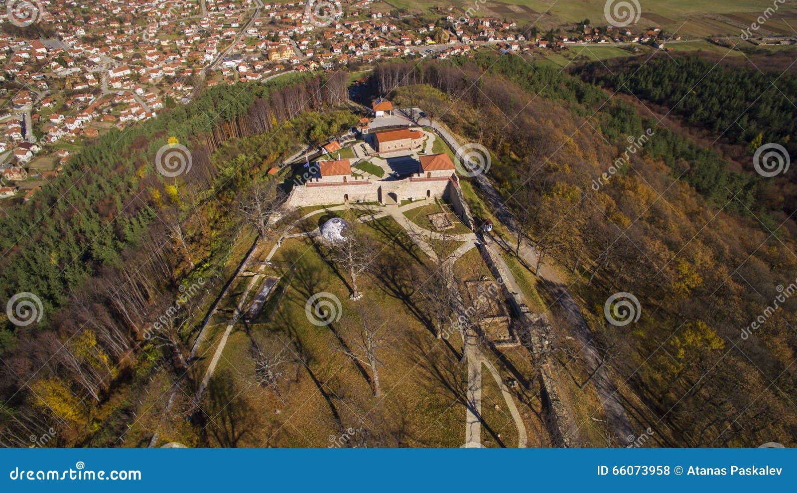 Vista aérea de la fortaleza de Cari Mali Grad, Bulgaria. Fortaleza de Cari Mali Grad cerca del pueblo de Belchin en Bulgaria Visión aérea por el abejón