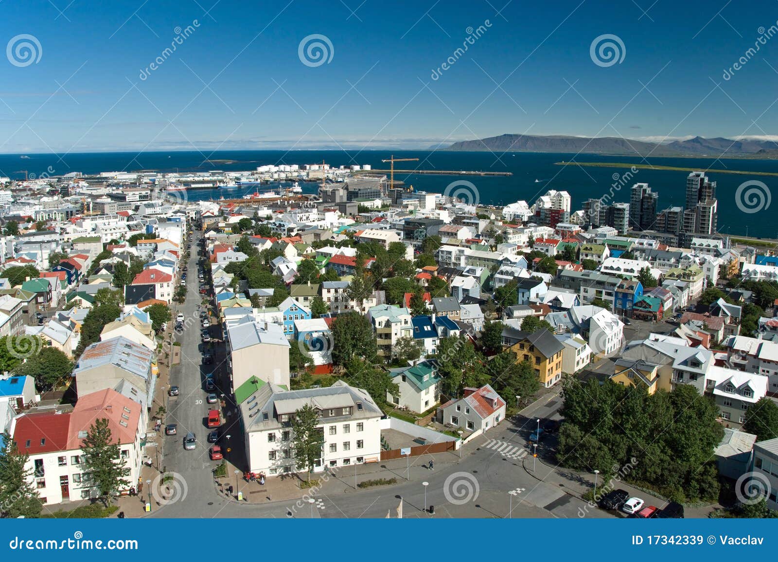 Vista aérea de Reykjavik en Islandia. Vista aérea de la ciudad de Reykjavik en Islandia de la iglesia de Hallgrimskirkja.