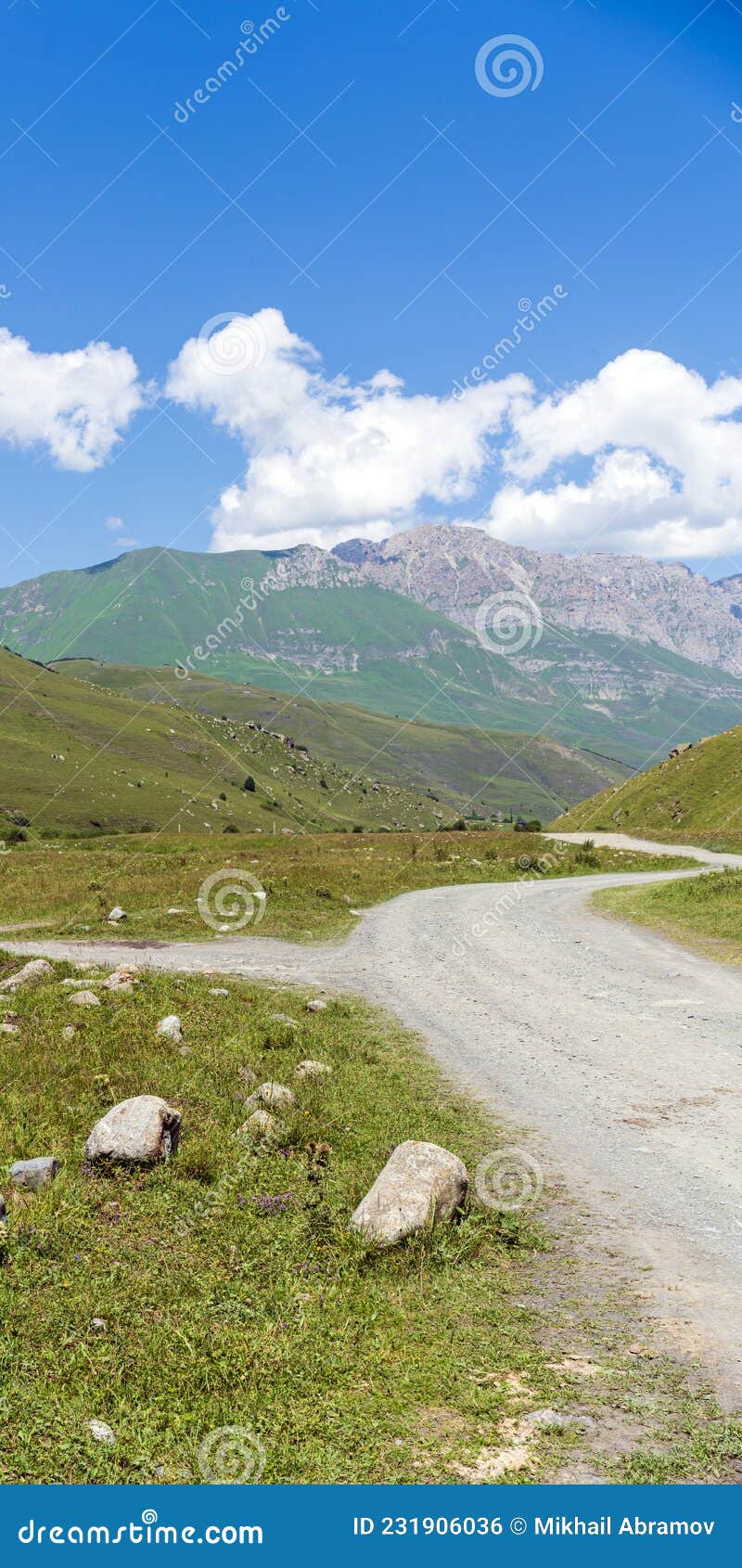 https://thumbs.dreamstime.com/z/vista-da-estrada-no-gorge-oss%C3%A9tia-do-norte-r%C3%BAssia-rochas-impenetr%C3%A1veis-montanhas-e-florestas-majestosas-fotografia-231906036.jpg