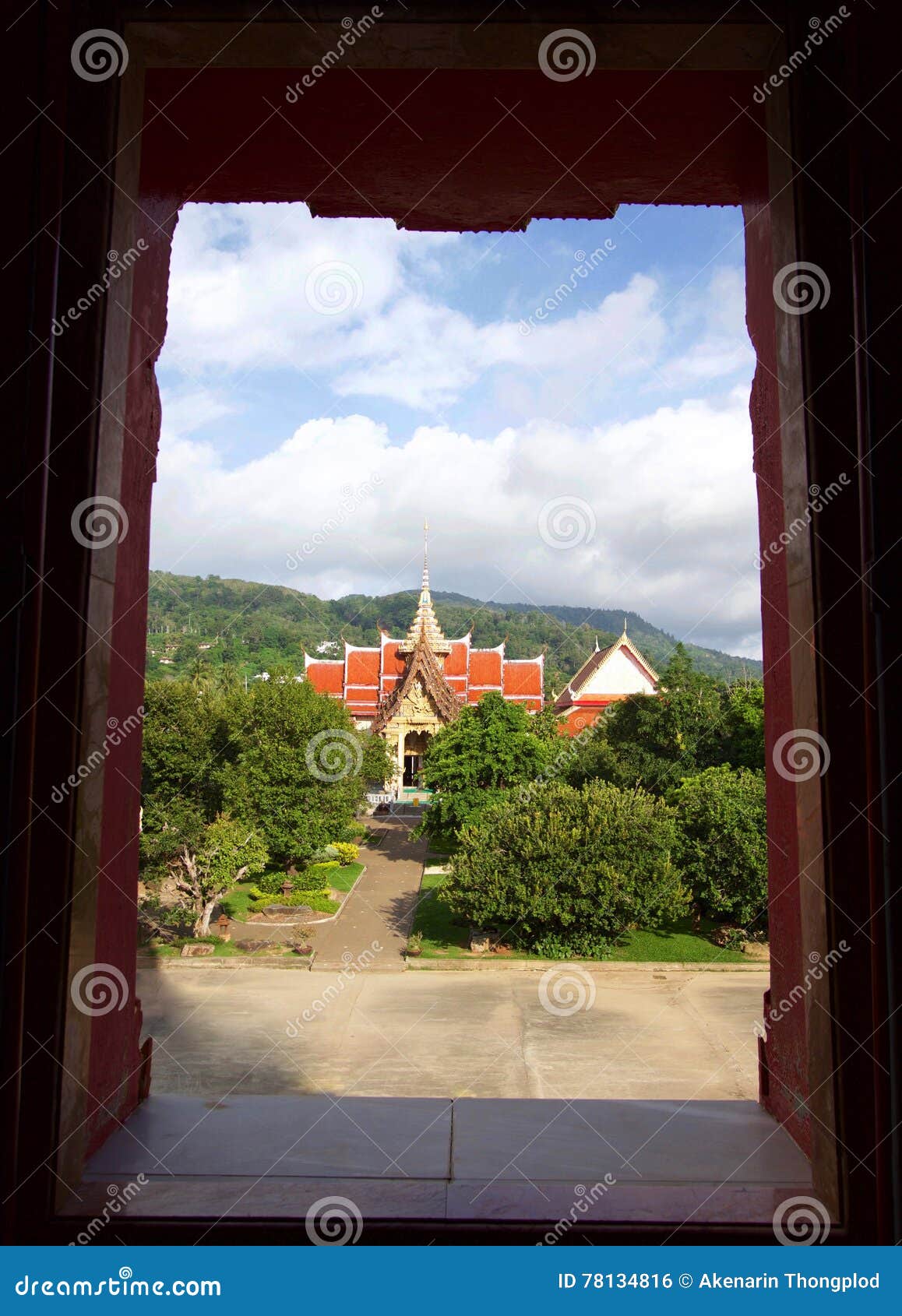 Vista da janela ao templo budista tailandês