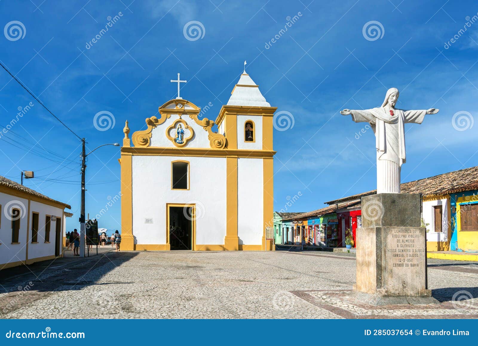 vista da matriz nossa senhora d'ajuda no centro histÃÂ³rico de arraial d'ajuda, distrito de porto seguro, ba, brasil