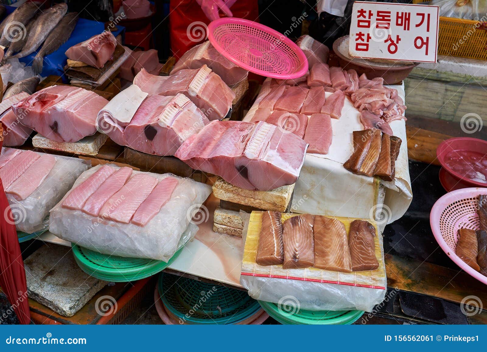 Vista De I E E E Carne De Tibura N Y I Iƒ I Carne De Tibura N Expuesta A La Venta En El Mercado Haeundae Sunrise En B Imagen De Archivo