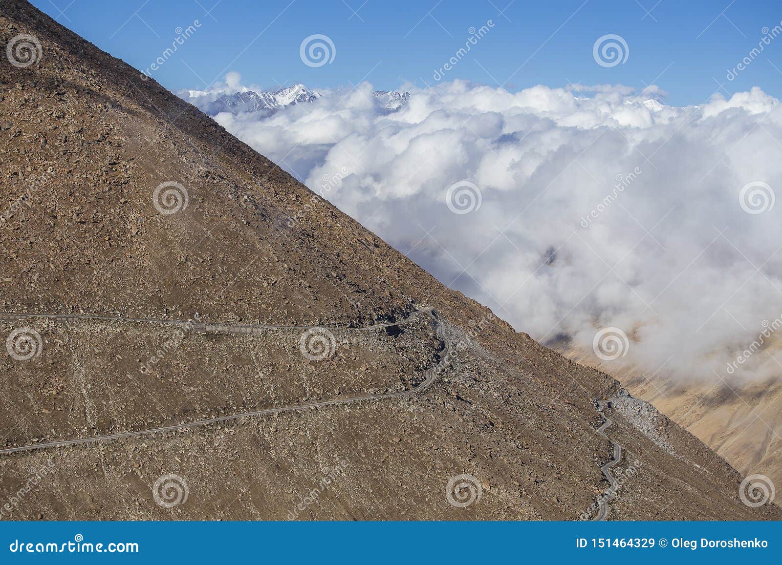 Vista de la carretera con curvas y de montañas rocosas majestuosas en Himalaya indio, Ladakh, la India Concepto de la naturaleza. Vista de la carretera con curvas y de montañas rocosas majestuosas en Himalaya indio, región de Ladakh, la India Concepto de la naturaleza y del viaje