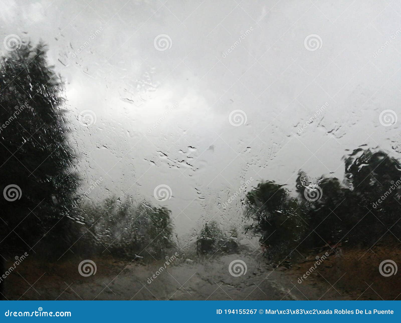 vista de la carretera con lluvia y viento, desde el automÃÂ³vil