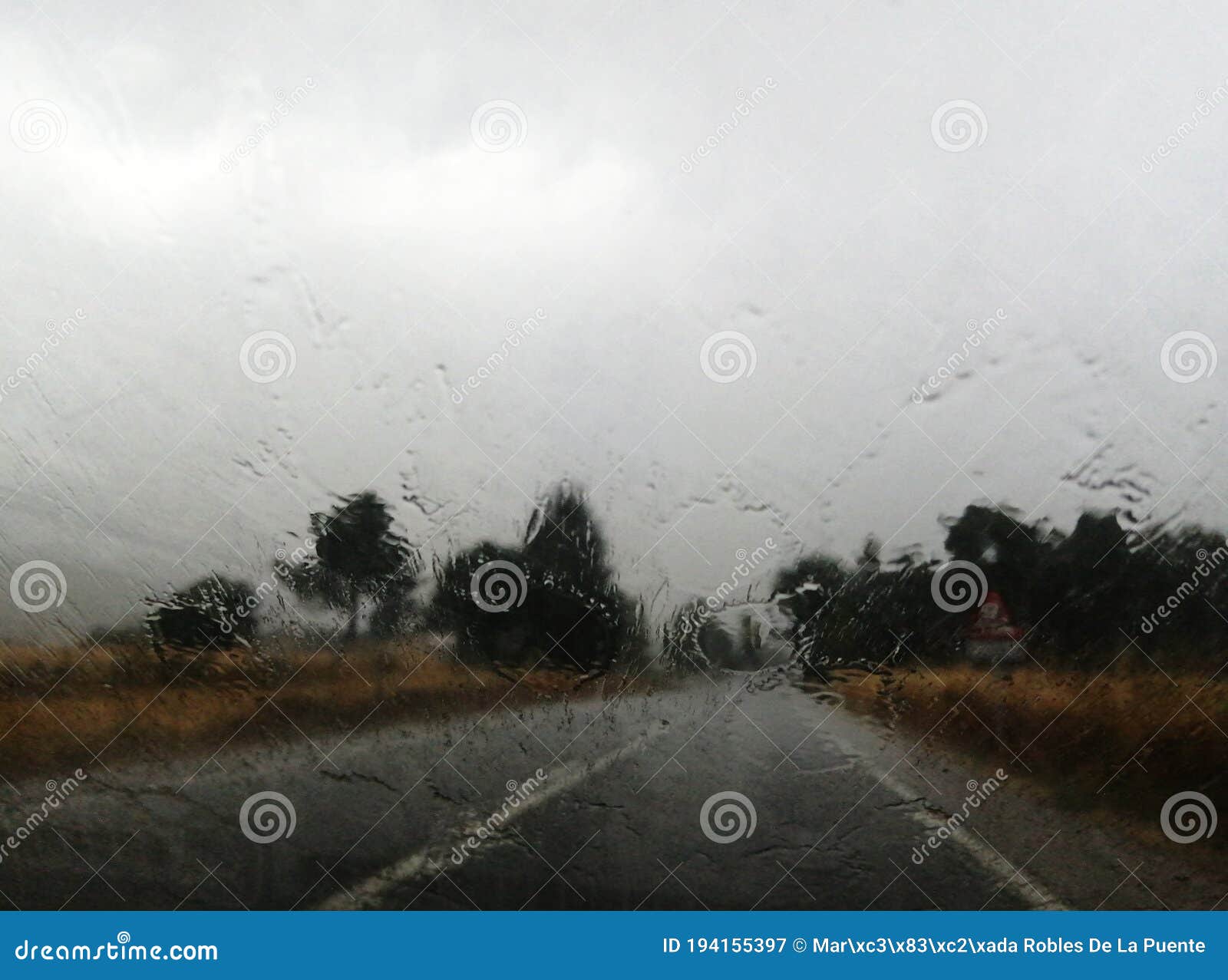conducir con lluvia en la carretera