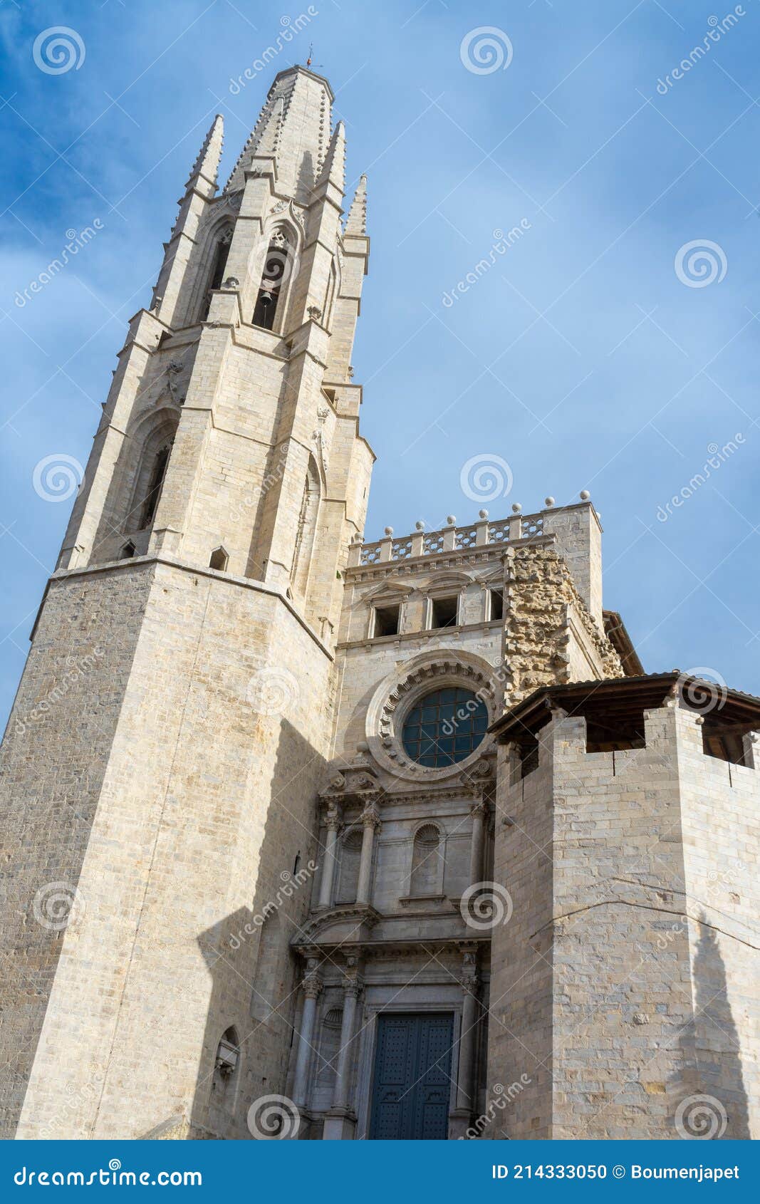 Vista De La Catedral De Girona. Foto de archivo - Imagen de escaleras,  iglesia: 214333050