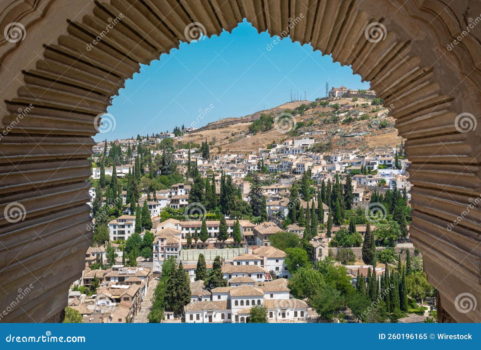 vista de la ciudad de granada atravÃÆÃÂ©s del arco de una ventana e