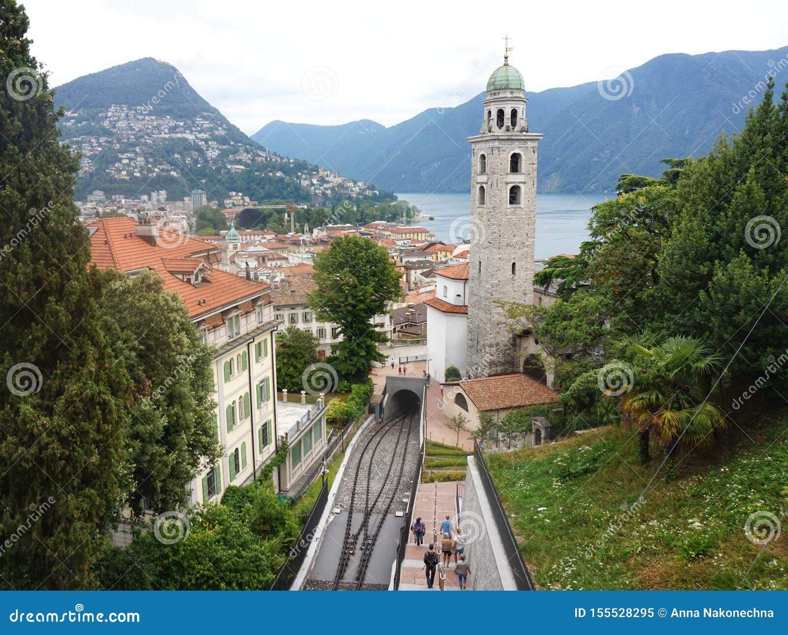 Vista de la iglesia de Santa Maria Immacolata de los di de Chiesa y del ferrocarril funicular