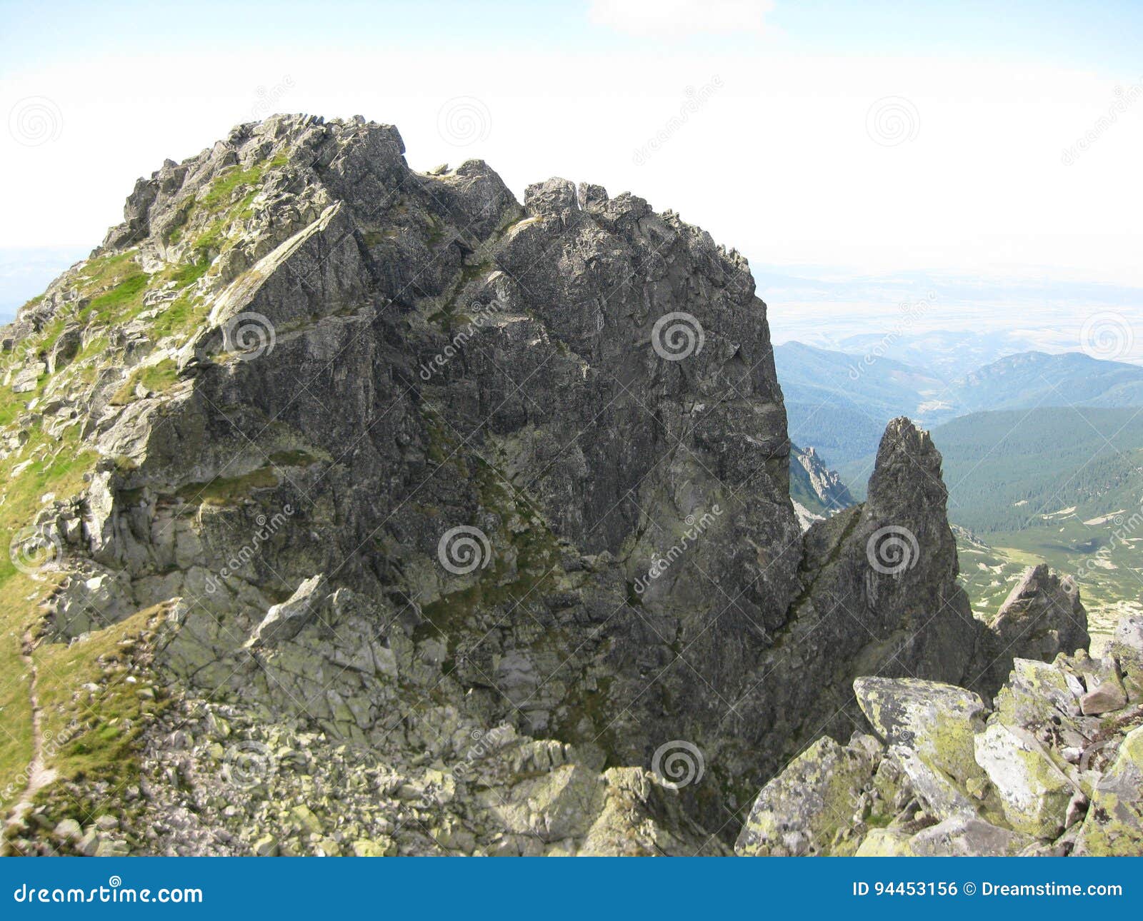 Vista de la montaña. Paisaje cárpato de la altitud 2000meters en un rastro del autostopista