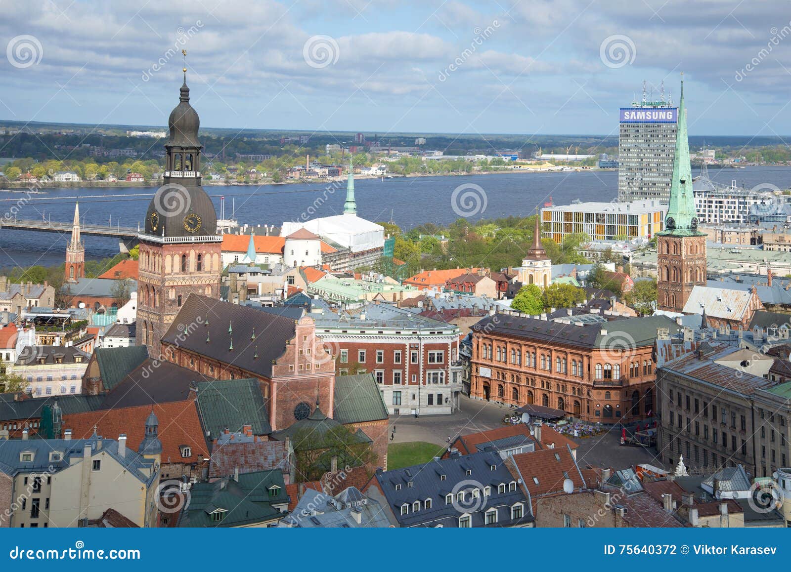 Vista de la parte central de Riga el primero de mayo de la nube, Letonia. RIGA, LETONIA - 2 DE MAYO DE 2014: Vista de la parte central de Riga el primero de mayo de la nube