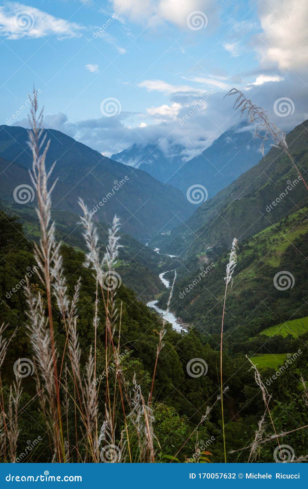 Vista de las montañas annapurna himalaya con nubes y granos en primer plano, senderismo nepal. Vista de las montañas annapurna himalaya con nubes y granos en primer plano, nepal famoso trekking