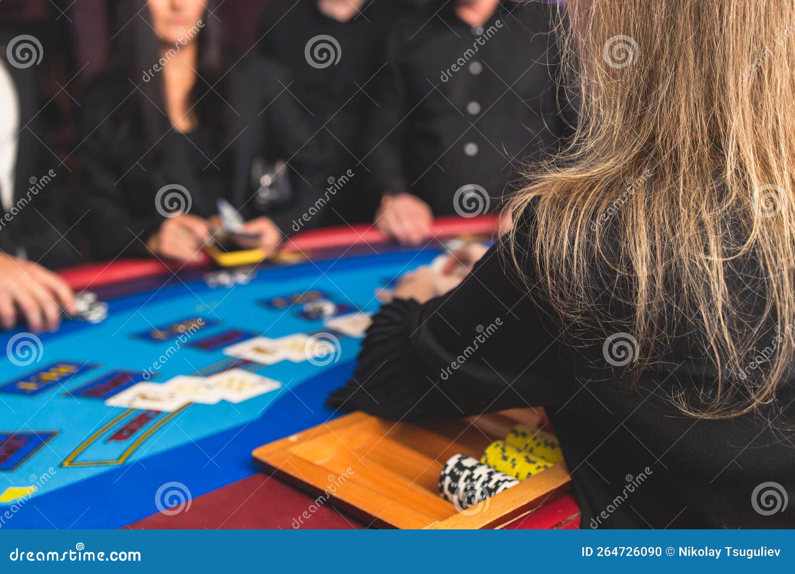 Grupo Pessoas Jogando Poker Com Cartas Mesa Com Bebidas Dinheiro