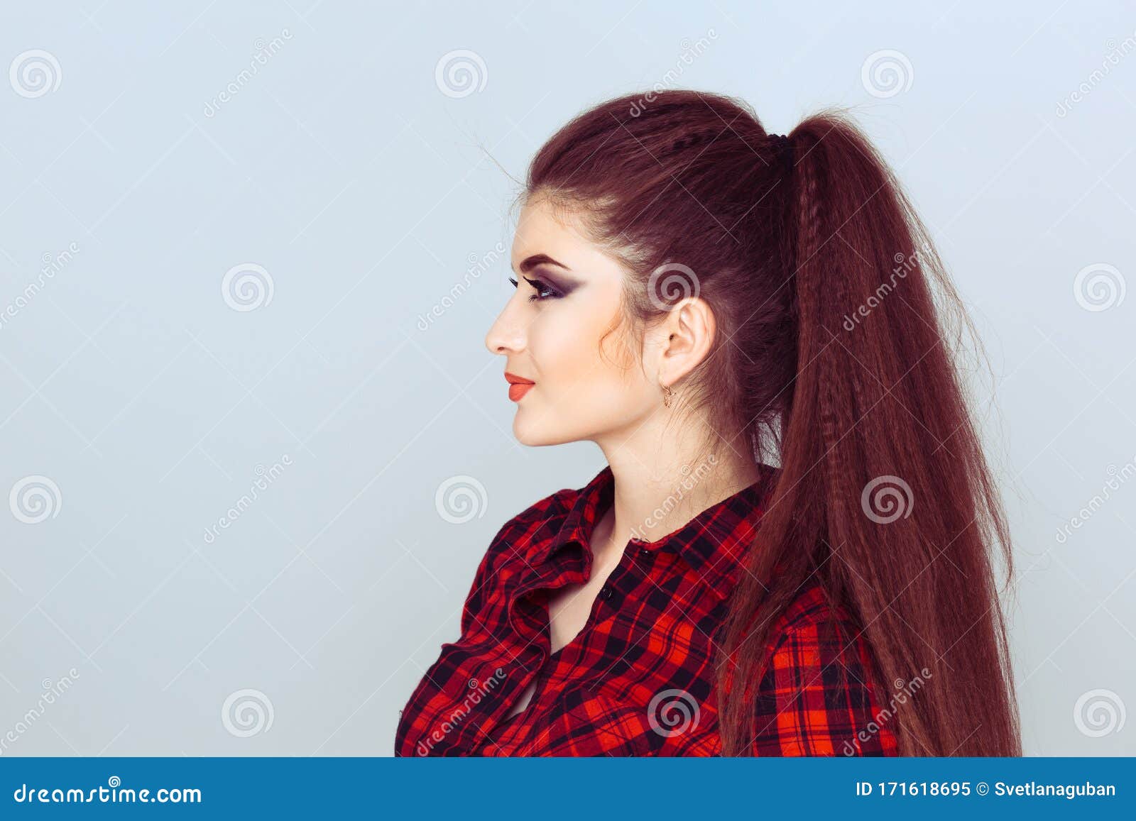 Foto de Retrato Da Bela Menina Triste Cabelo Ruivo Vista De Perfil