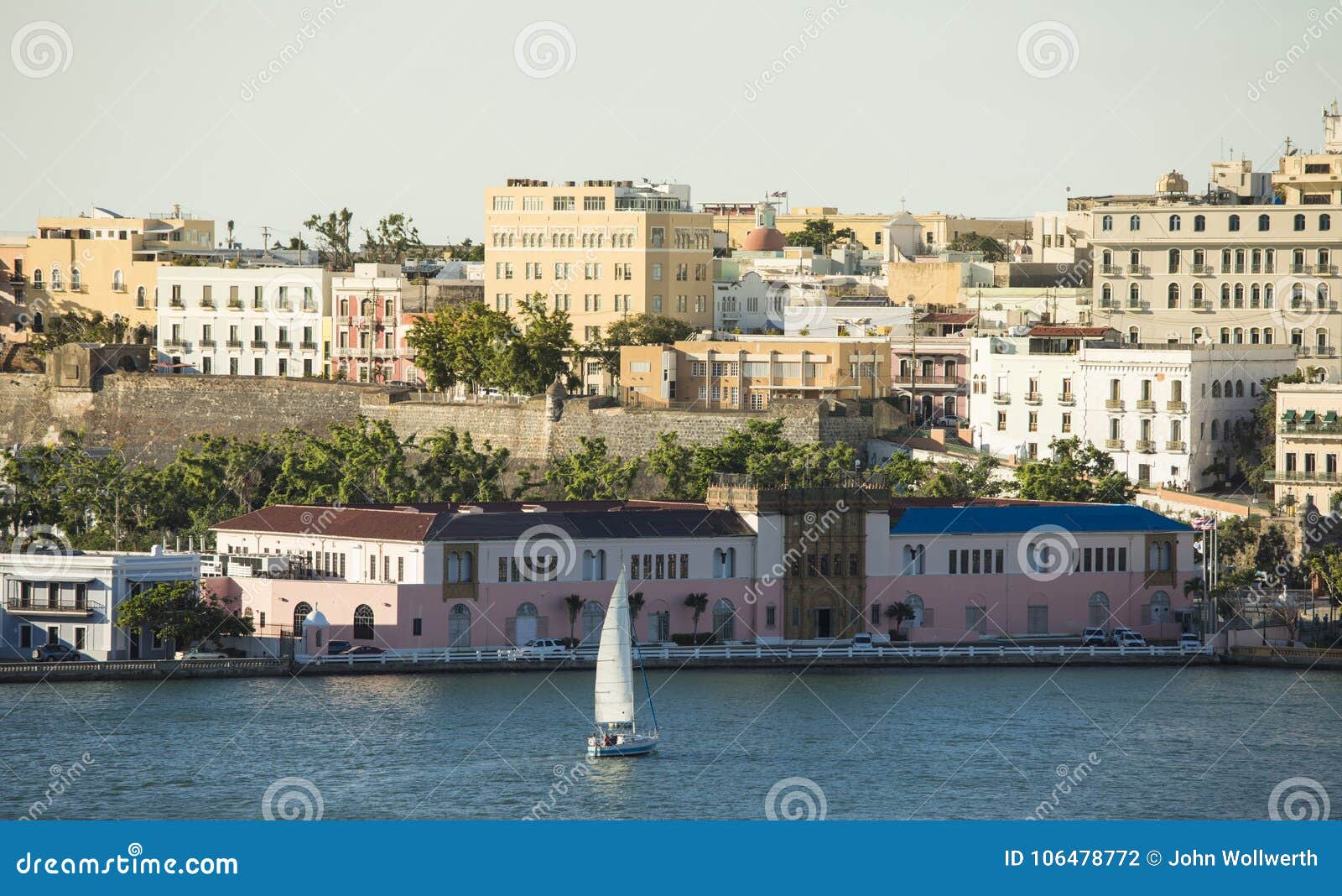 Vista de San Juan velho de para fora ao mar. Vista de San Juan velho da plataforma de um navio