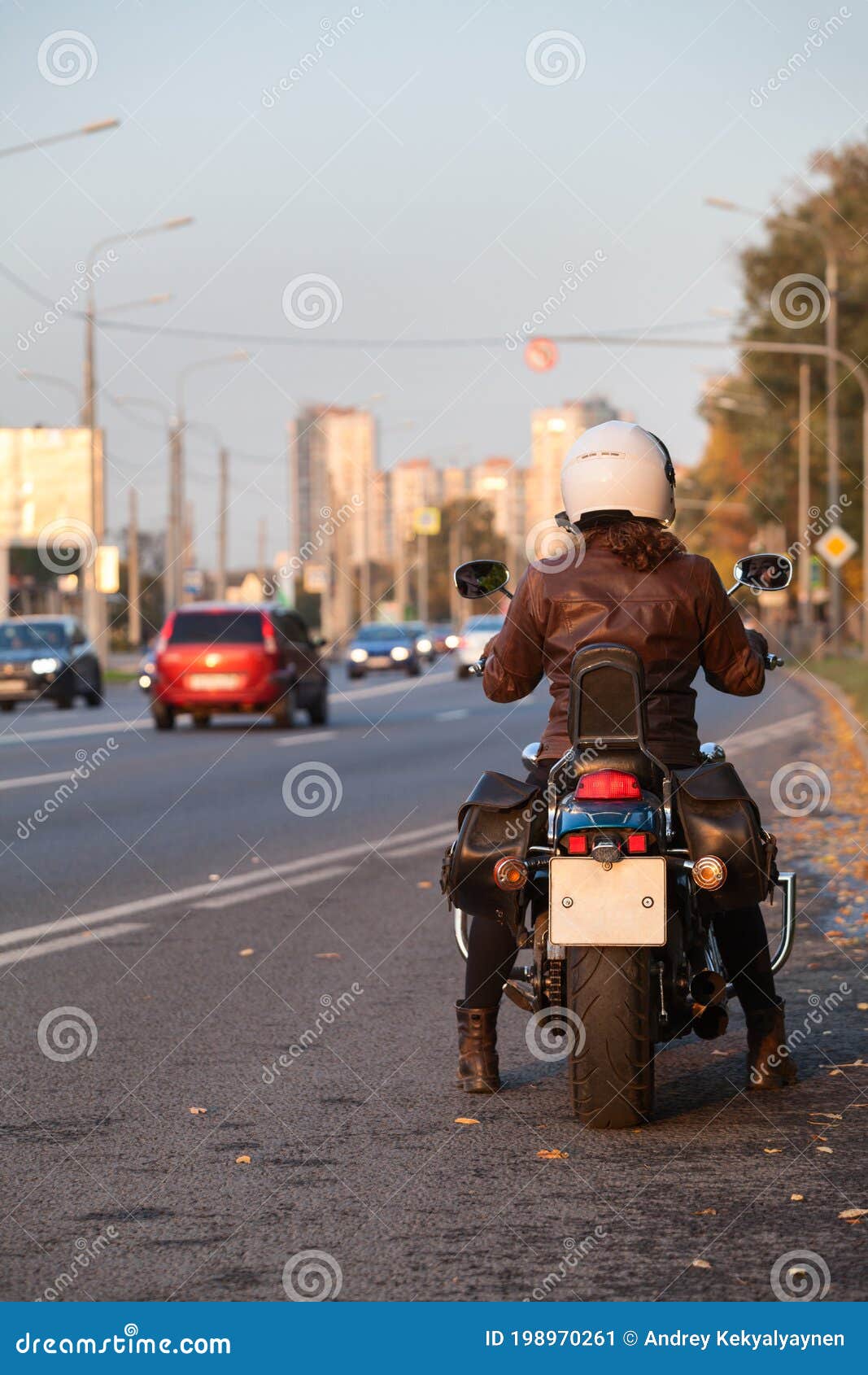 Moto esportiva parada na montanha com por do sol de fundo