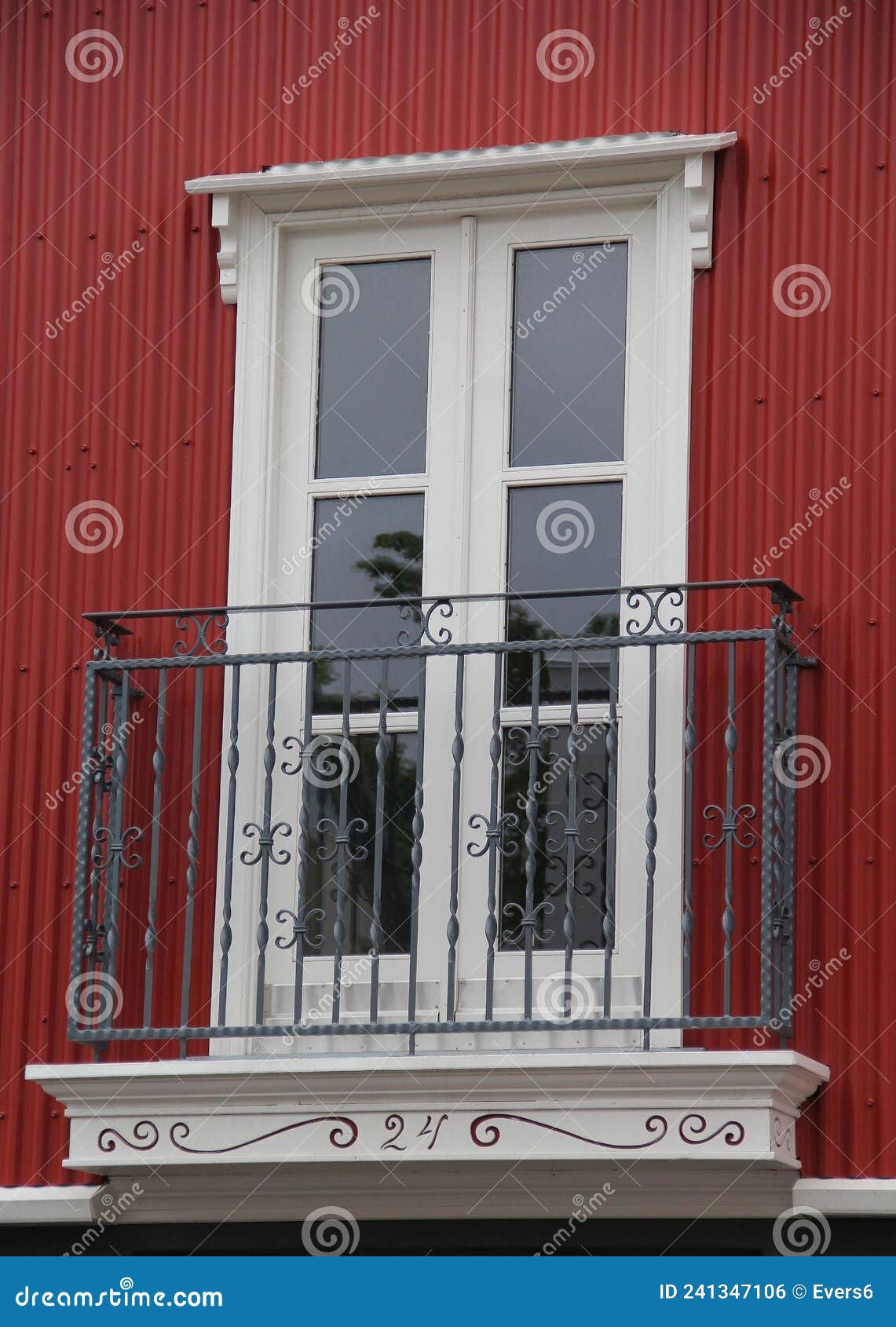 Vista Aproximada Da Fachada De Uma TÃpica Casa Suja De Madeira. Paredes  Vermelhas E Janelas Pretas De Contraste. SuÃ©cia Imagem de Stock - Imagem  de quadro, estilo: 155683769