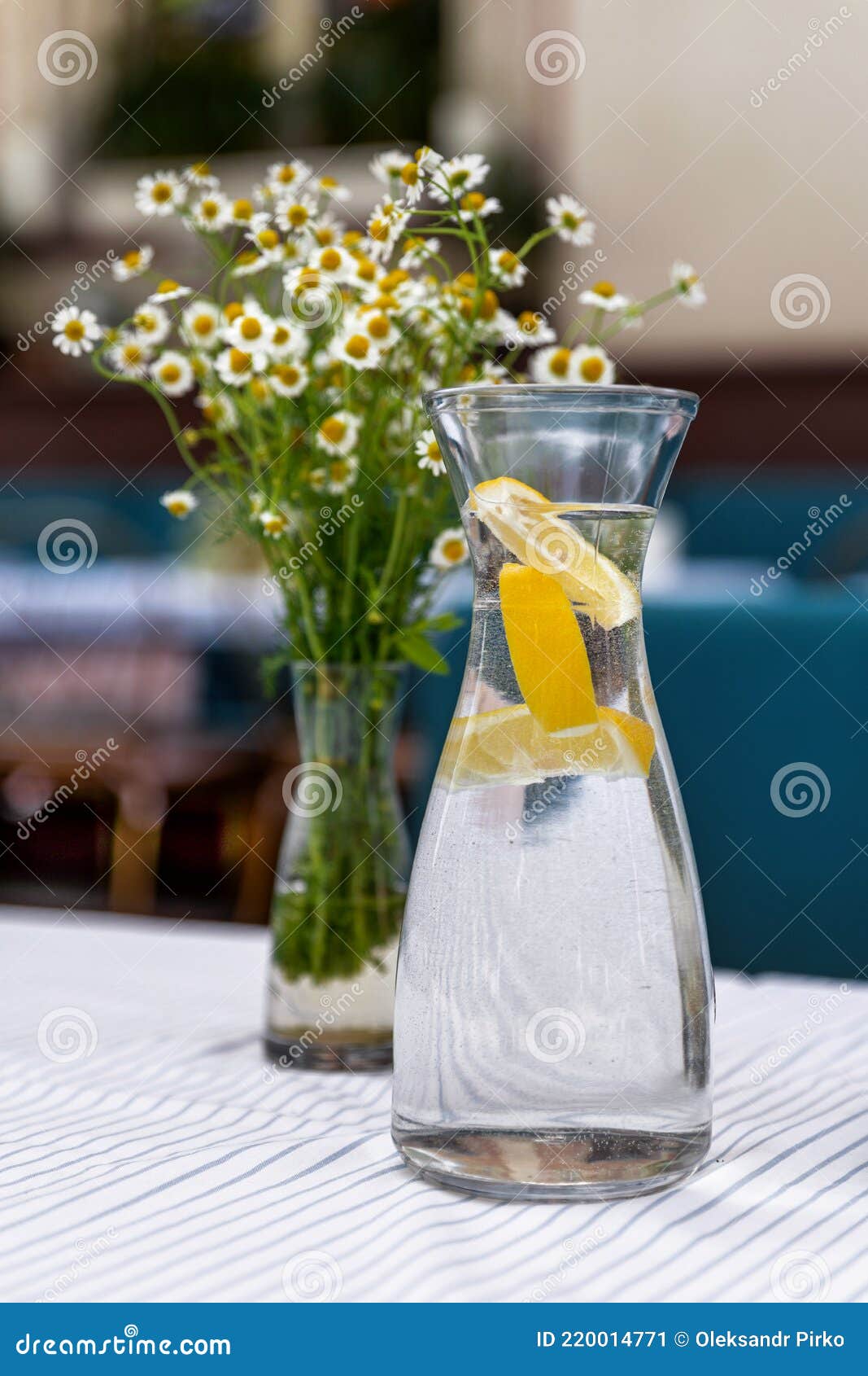 Agua Con Limón En La Jarra De Cristal. Enfoque Selectivo Fotos