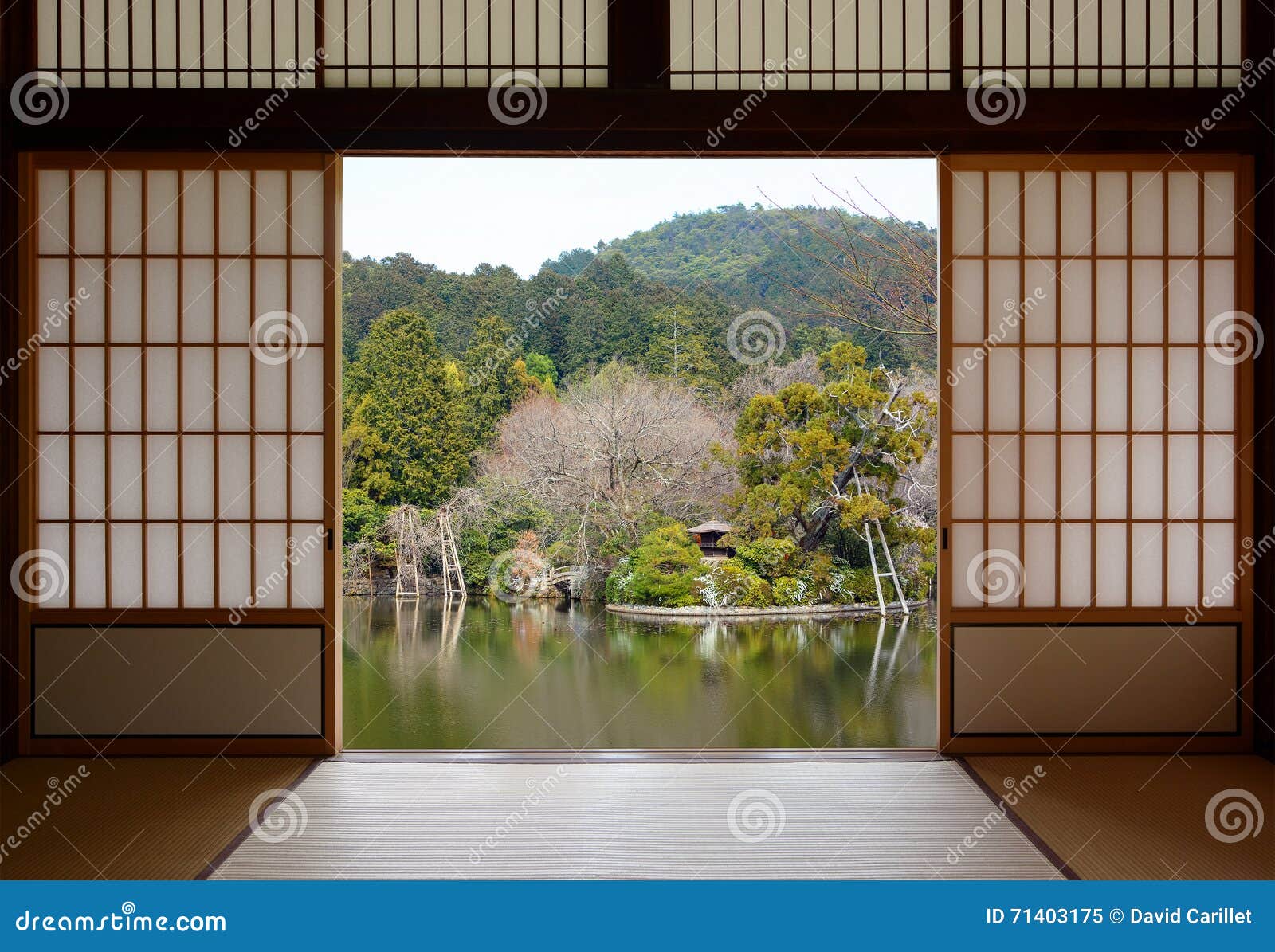 Vista De Una Charca Oriental Hermosa Vista a Través De Puertas Deslizantes  Japonesas Abiertas Imagen de archivo - Imagen de primavera, paisaje:  71403175