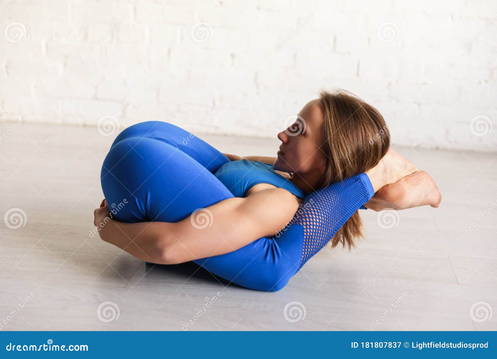 Vista De Una Chica Flexible En Ropa Deportiva Imagen De Archivo Imagen De Salud Practicante