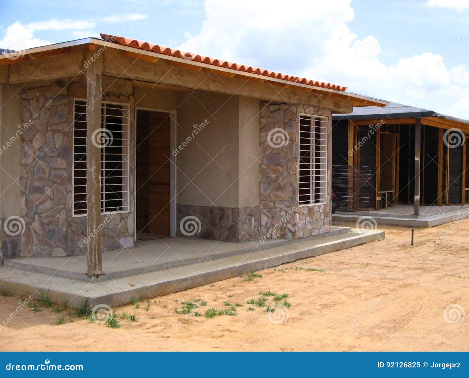 Vista De Una Construcción De La Casa Con Los Listones Y El Cemento De Madera  Imagen de archivo - Imagen de lugares, imagen: 92126825