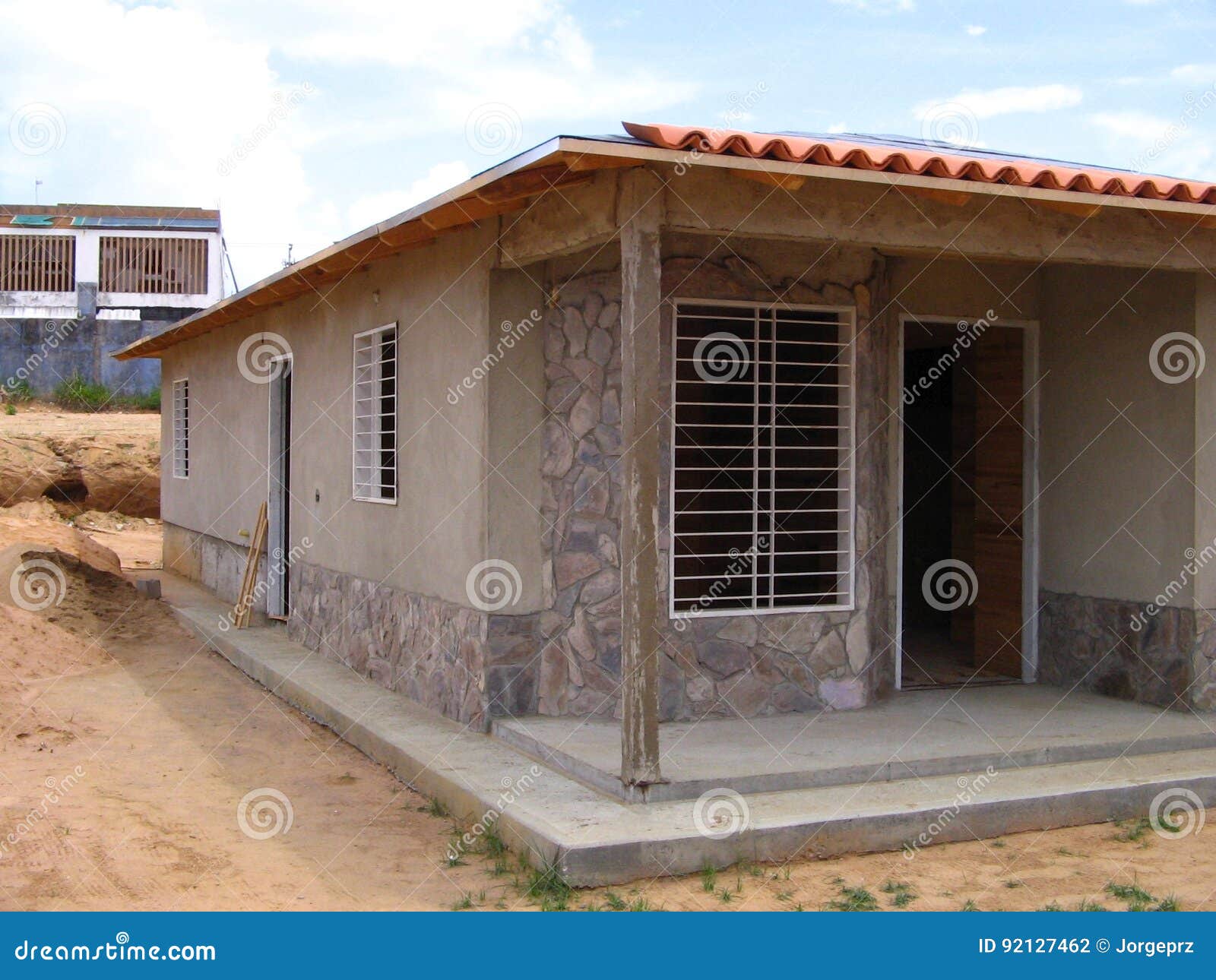 Vista De Una Construcción De La Casa Con Los Listones Y El Cemento De Madera  Foto de archivo - Imagen de ciudad, esto: 92127462