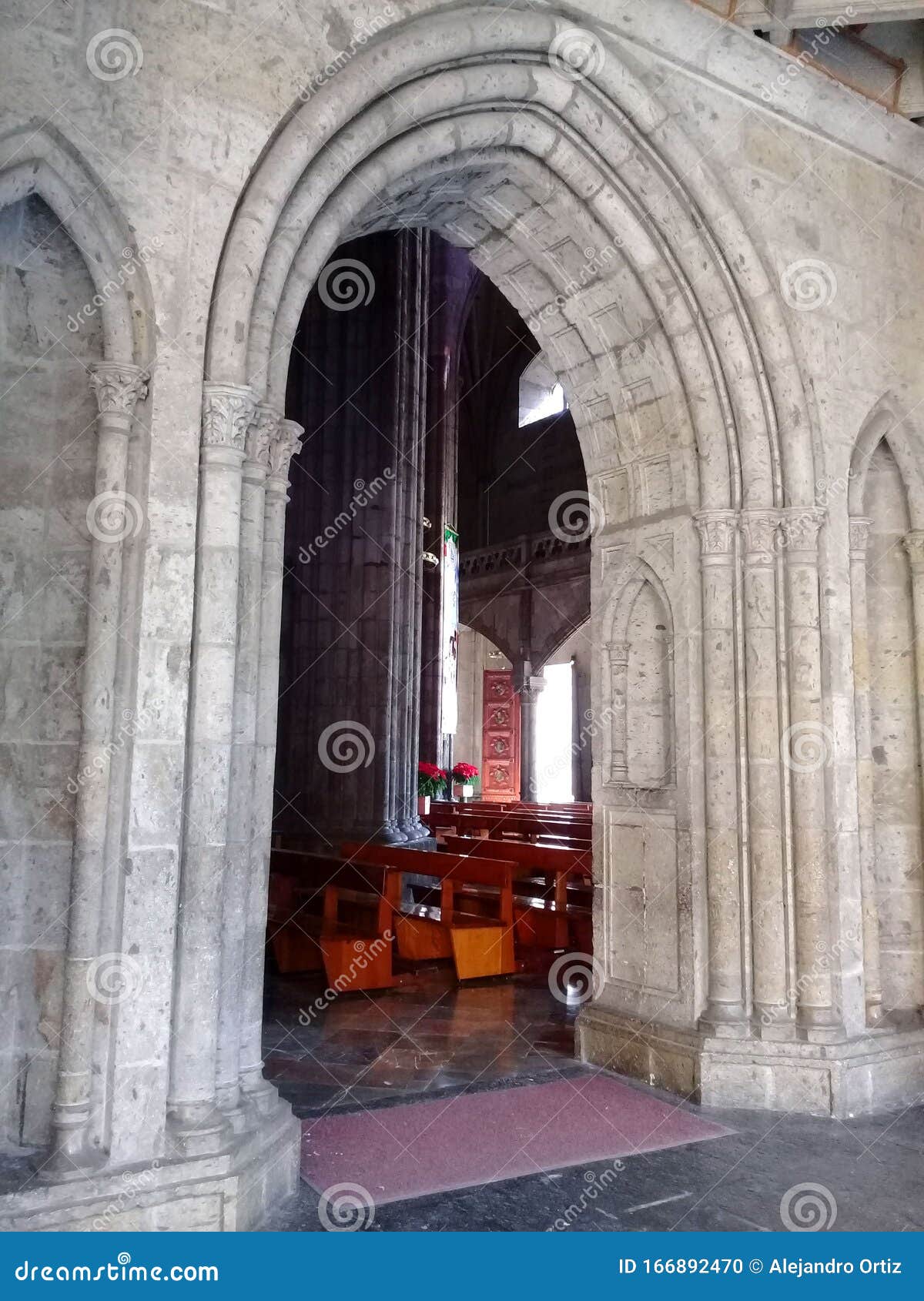 entrada lateral de templo catolico en guadalajara jalisco