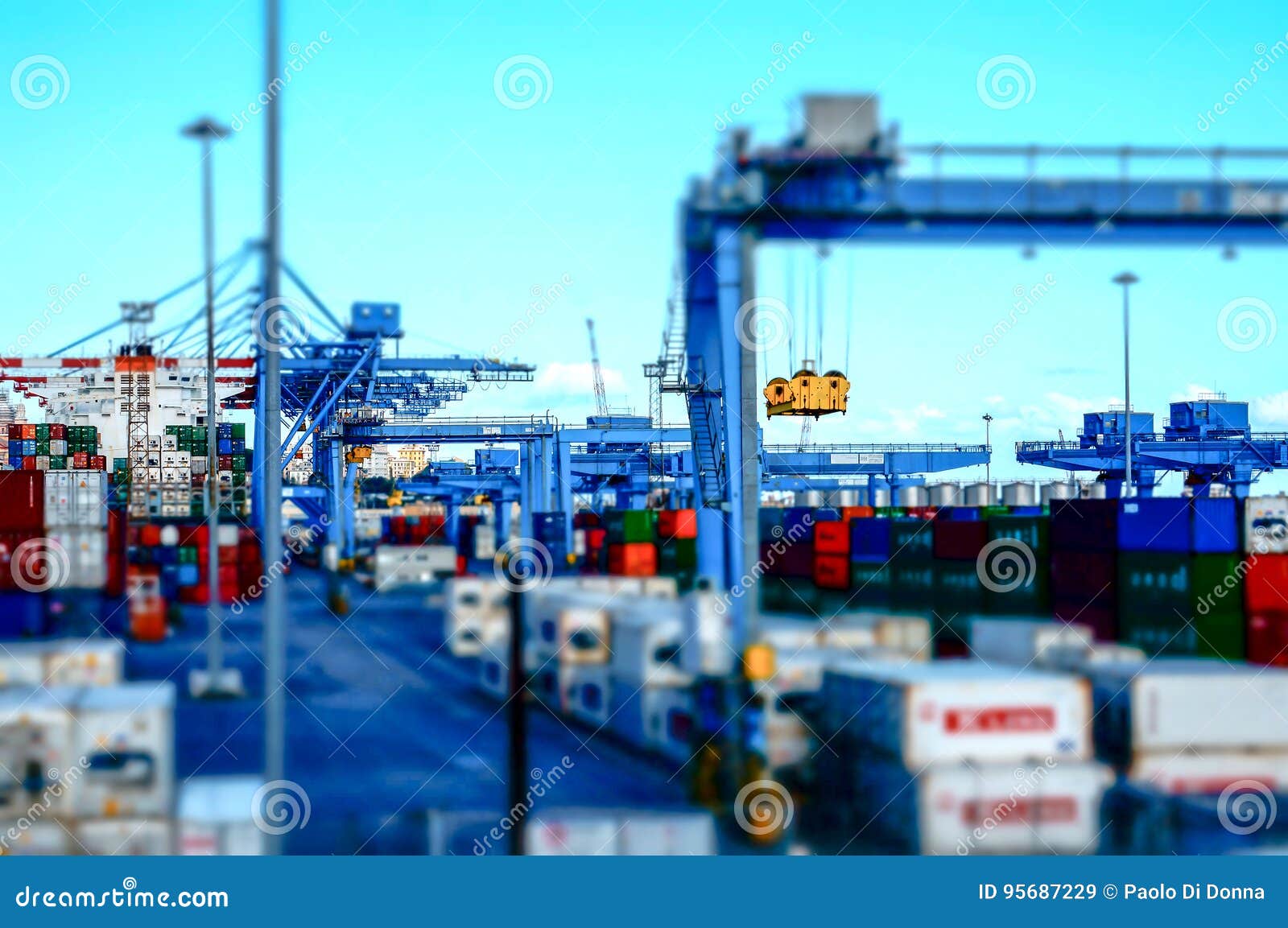 Vista de una terminal de contenedores en el puerto de modelo del efecto de Génova. Vista panorámica de un terminal del puerto, con un efecto particular que hace la visión como si fuera un juguete