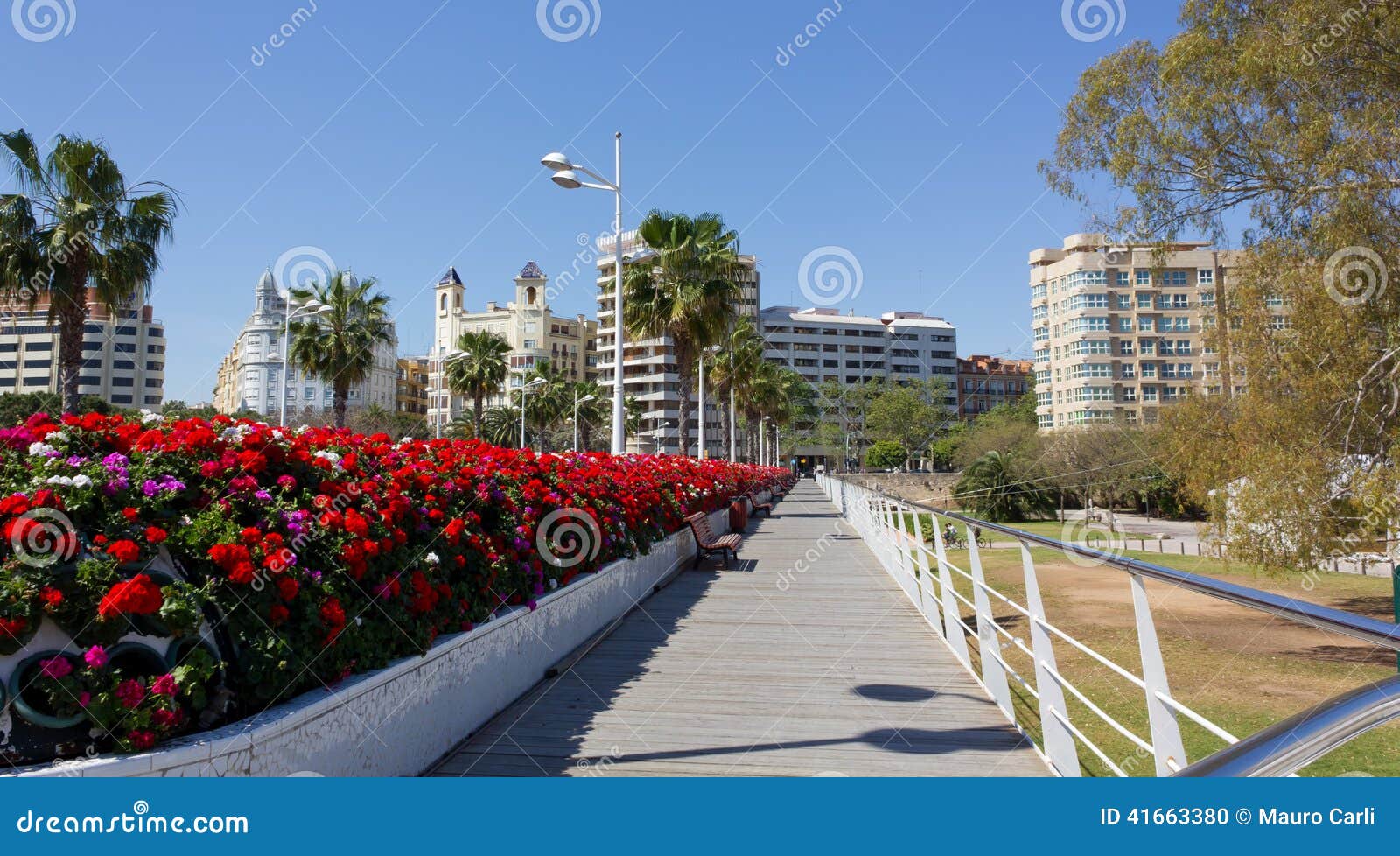 Vista de Valencia foto de archivo. Imagen de streetlight 41663380