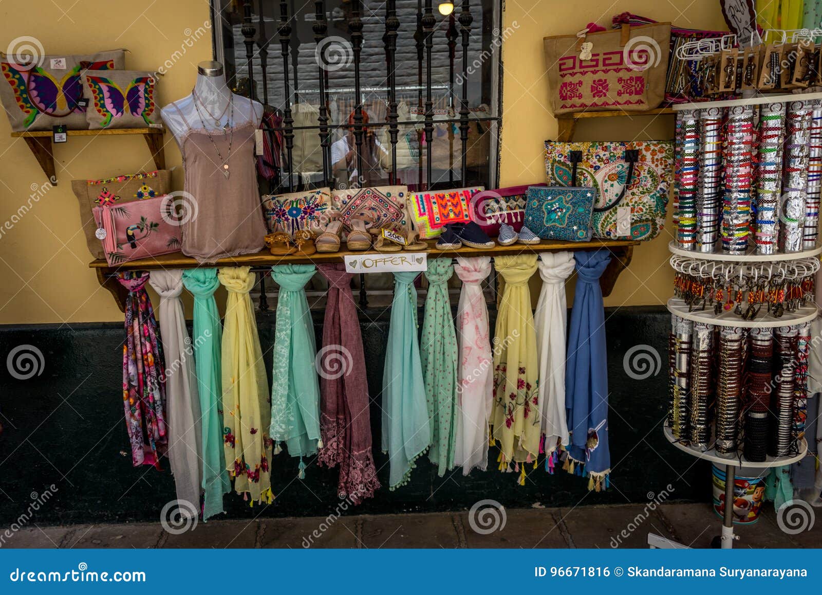 Vista Del Bufandas En La Exhibición Fuera De Una Tienda En Sevilla, España, Eu Foto - Imagen de afuera: 96671816
