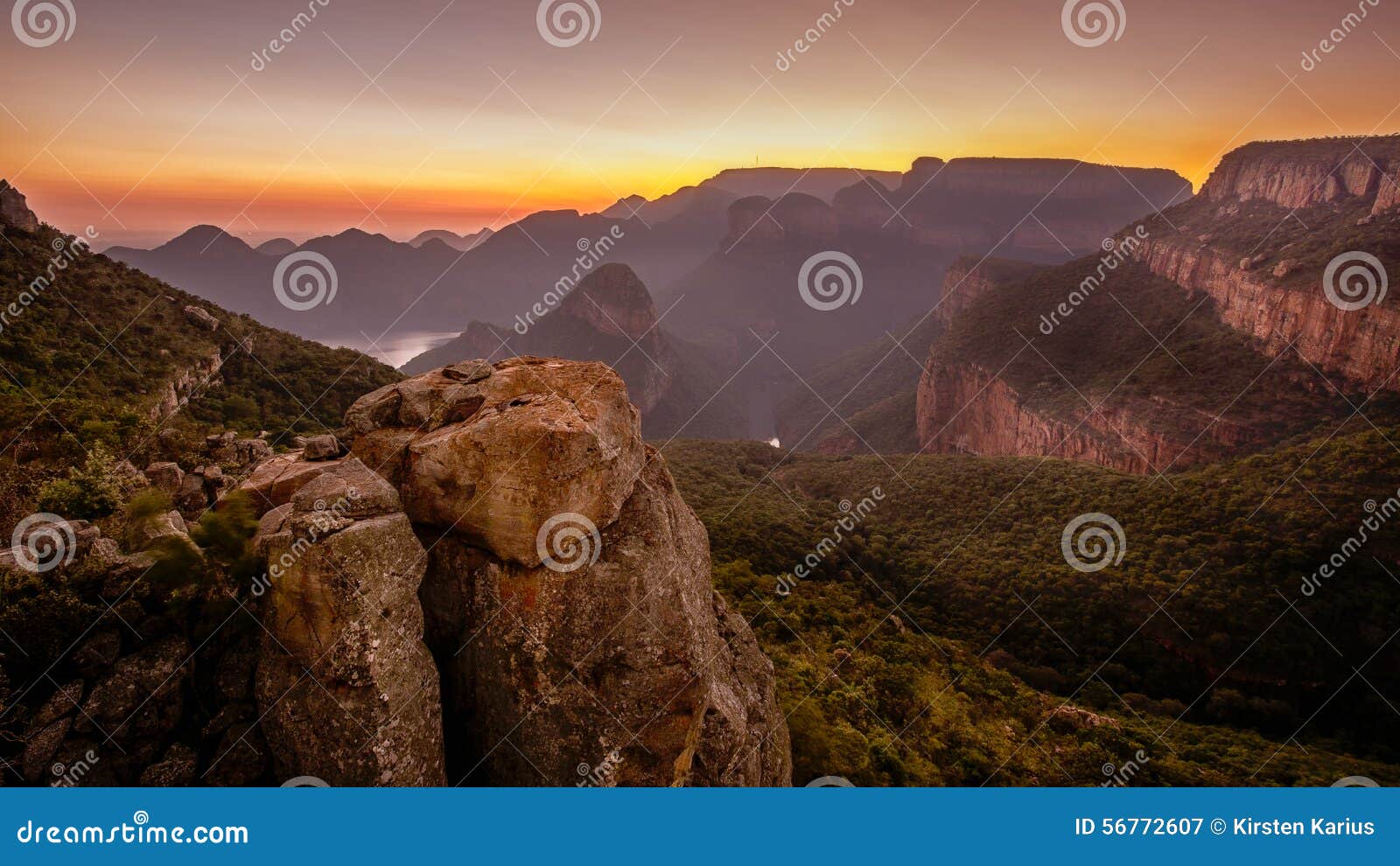 Vista del canyon del fiume di Blyde. Il canyon del fiume di Blyde è una caratteristica naturale significativa della Sudafrica, situata in Mpumalanga e nella formazione della parte settentrionale dell'acclività di Drakensberg È di 25 chilometri (16 MI) per esteso ed è, in media, di intorno 750 metri (2.461 ft) in profondità Il canyon è fatto di principalmente l'arenaria rossa