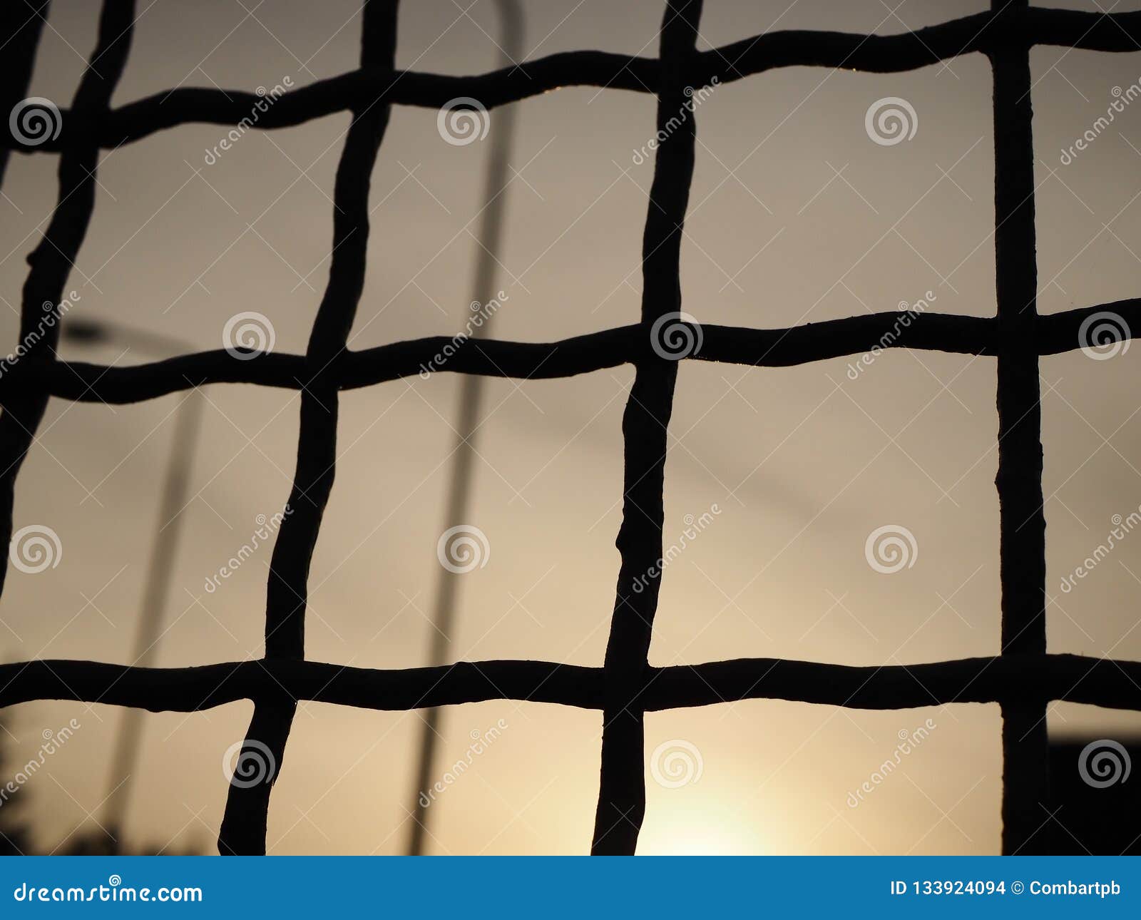 Vista del cielo de detrás las barras, fondo abstracto Cerca en la puesta del sol con el sol detrás de él