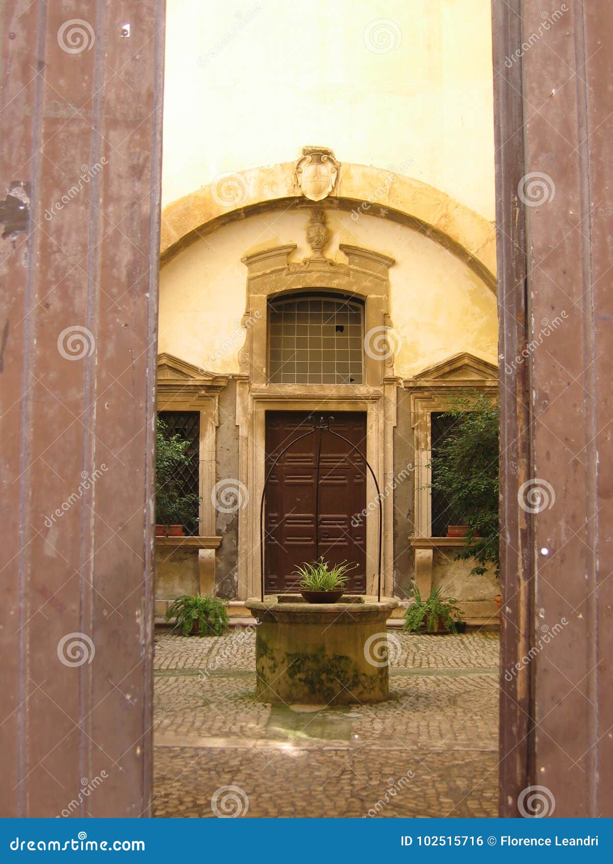 Vista Del Claustro De Una Iglesia De Una Puerta Abierta Gaeta Italia Foto de archivo - Imagen de inferior, patio: 102515716 Vista Del Claustro De Una Iglesia De Una Puerta Abierta Gaeta Italia Foto de archivo - Imagen de inferior, patio: 102515716